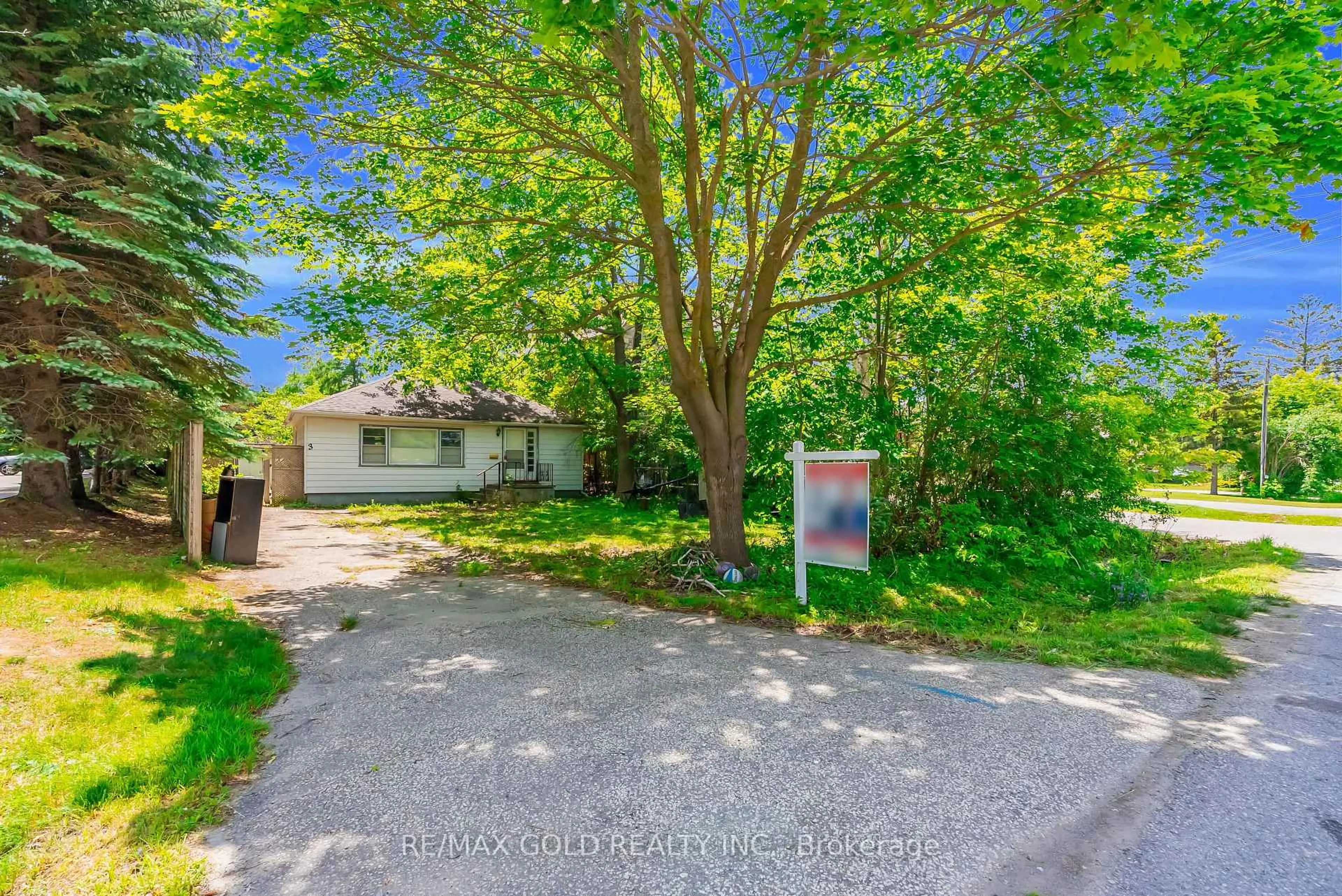 A pic from outside/outdoor area/front of a property/back of a property/a pic from drone, street for 3 Aubrey Ave, Richmond Hill Ontario L4E 1B5