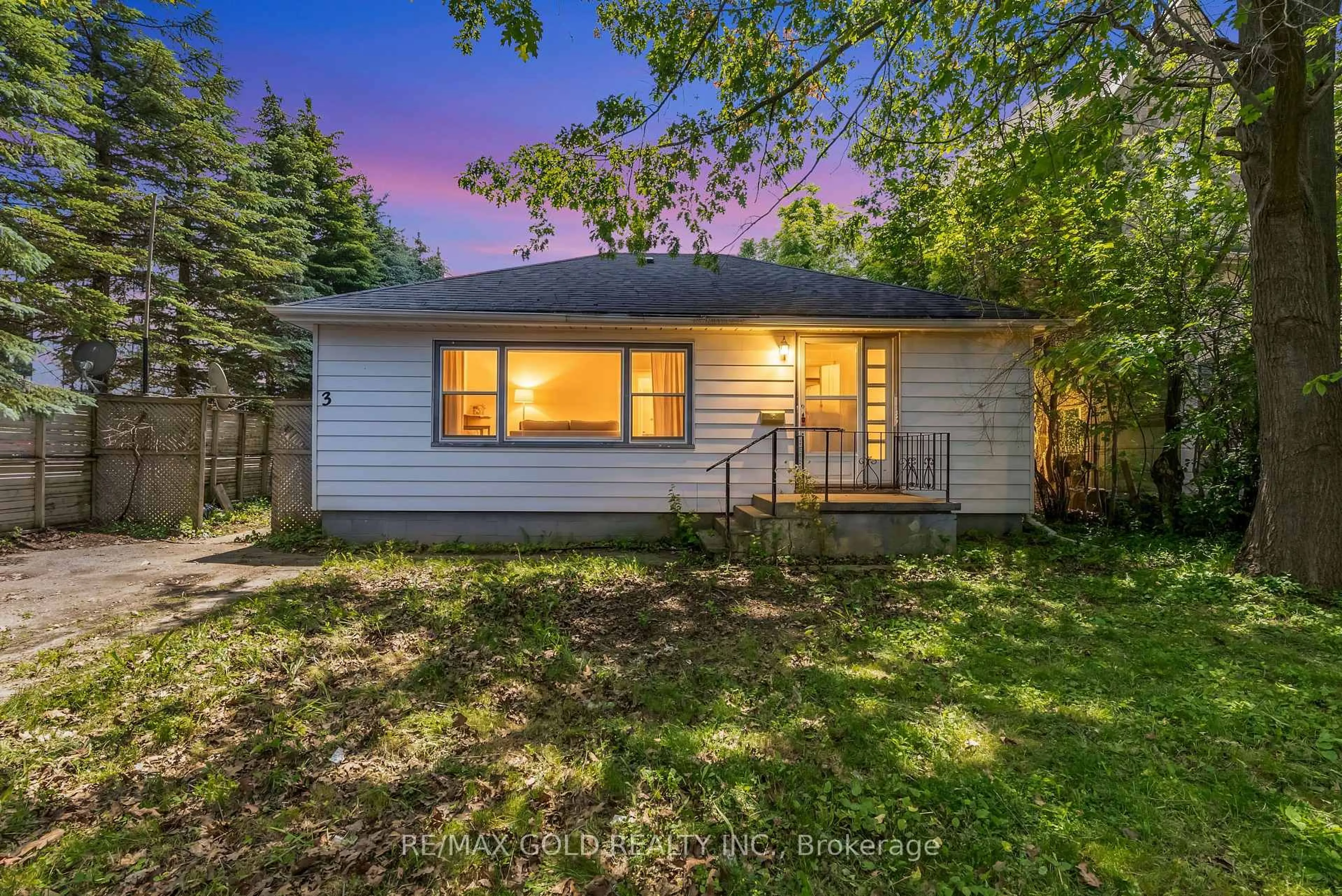 A pic from outside/outdoor area/front of a property/back of a property/a pic from drone, street for 3 Aubrey Ave, Richmond Hill Ontario L4E 1B5