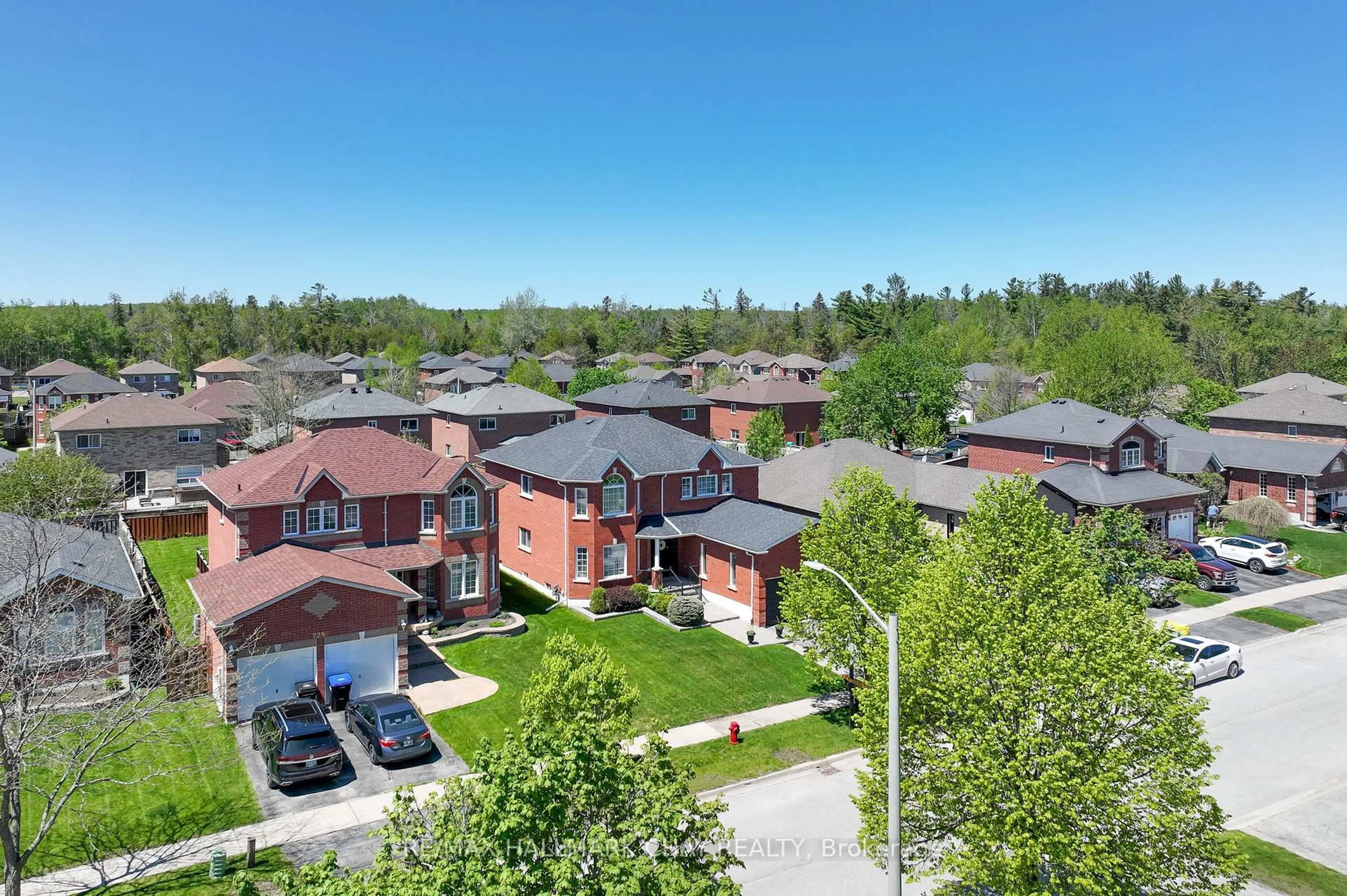 A pic from outside/outdoor area/front of a property/back of a property/a pic from drone, street for 2292 Jack Cres, Innisfil Ontario L9S 2C8