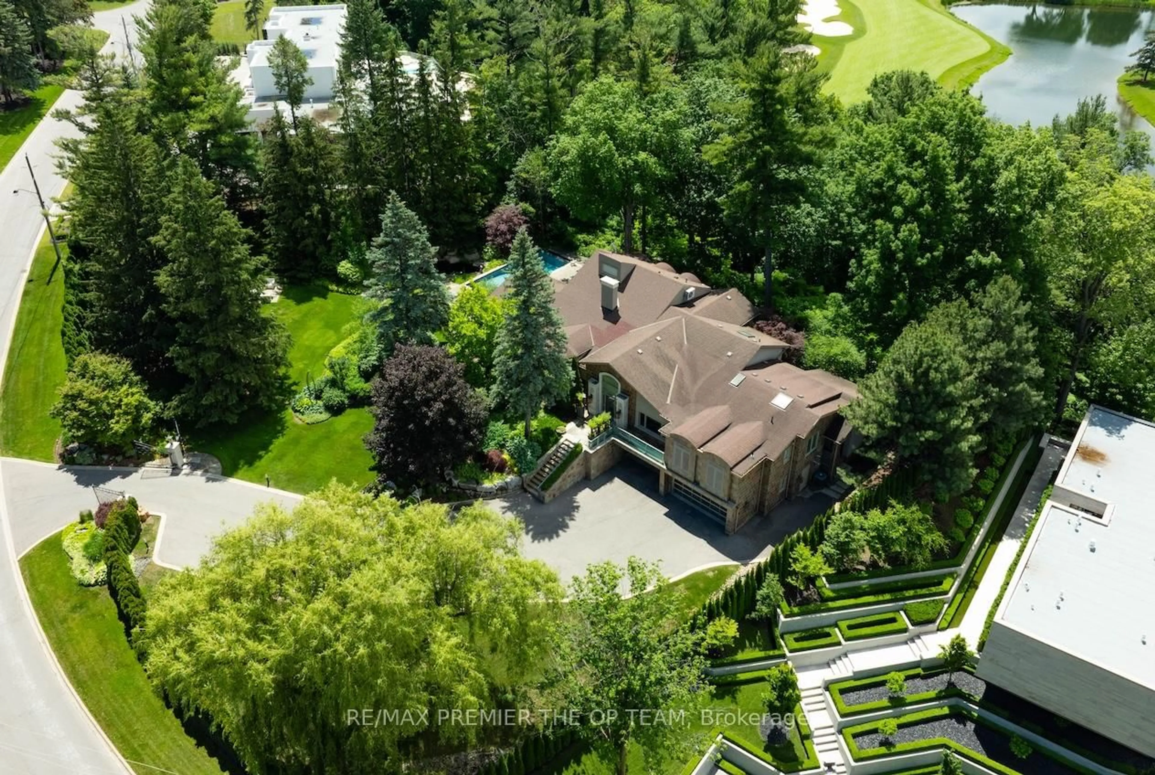 A pic from outside/outdoor area/front of a property/back of a property/a pic from drone, unknown for 66 Clubhouse Rd, Vaughan Ontario L4L 2W2