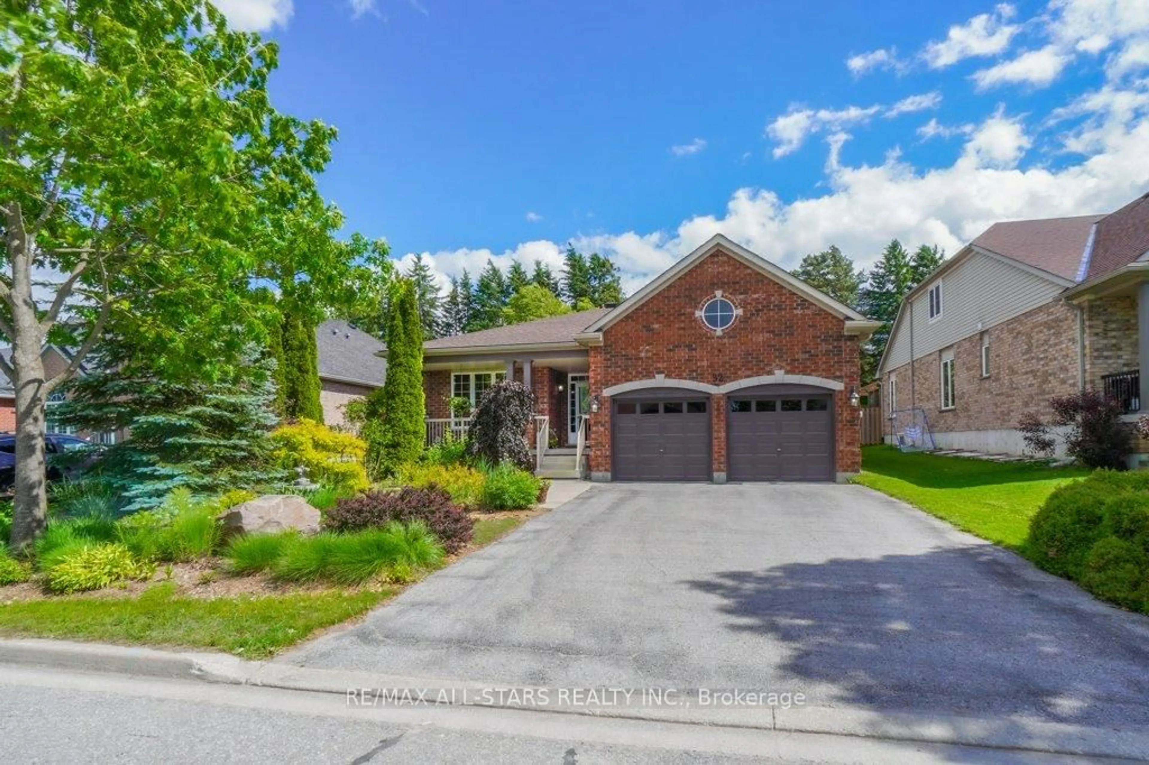 Home with brick exterior material, street for 32 Oakside Dr, Uxbridge Ontario L9P 2A4