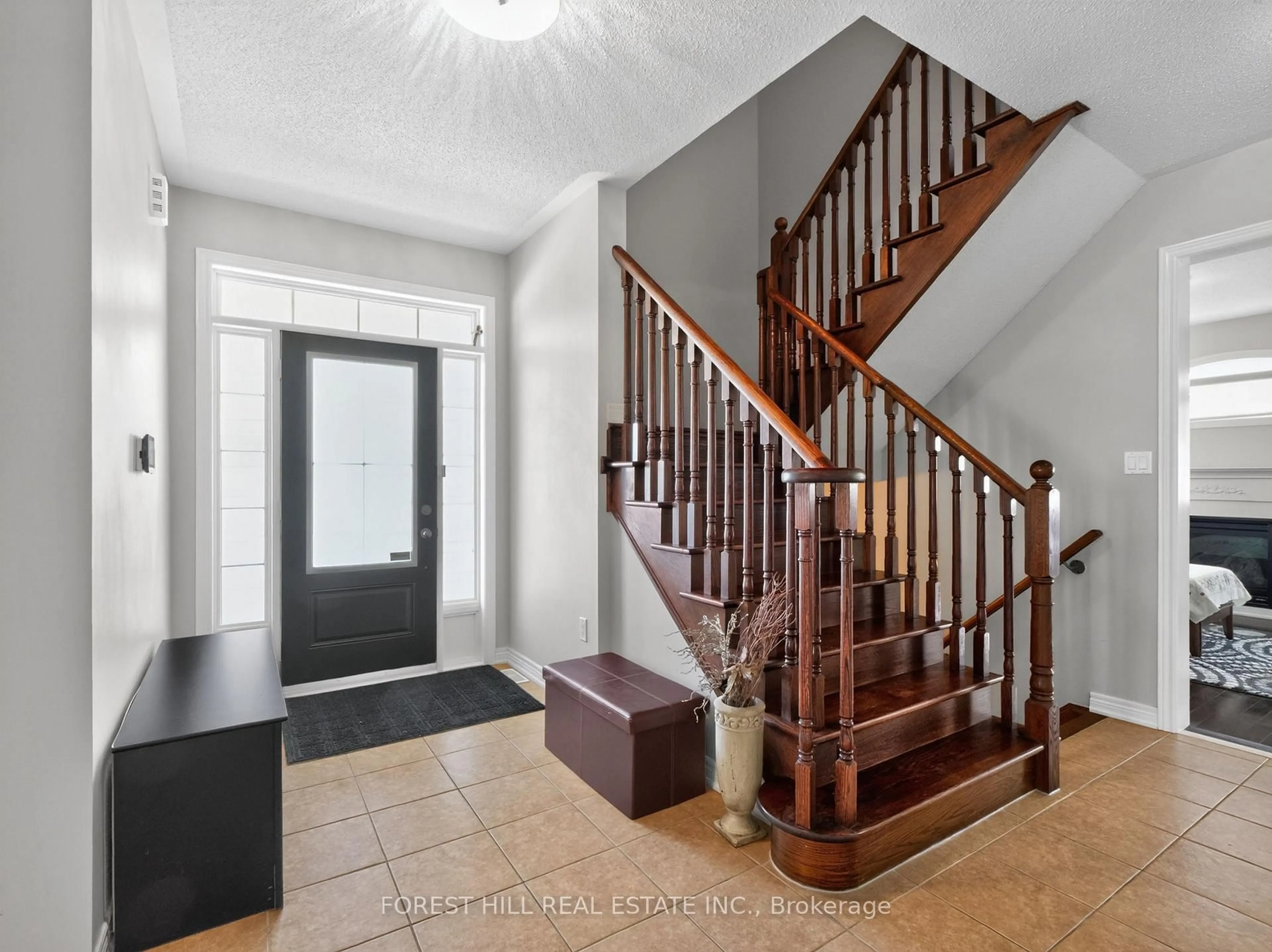 Indoor entryway for 121 Betony Dr, Richmond Hill Ontario L4E 0P3