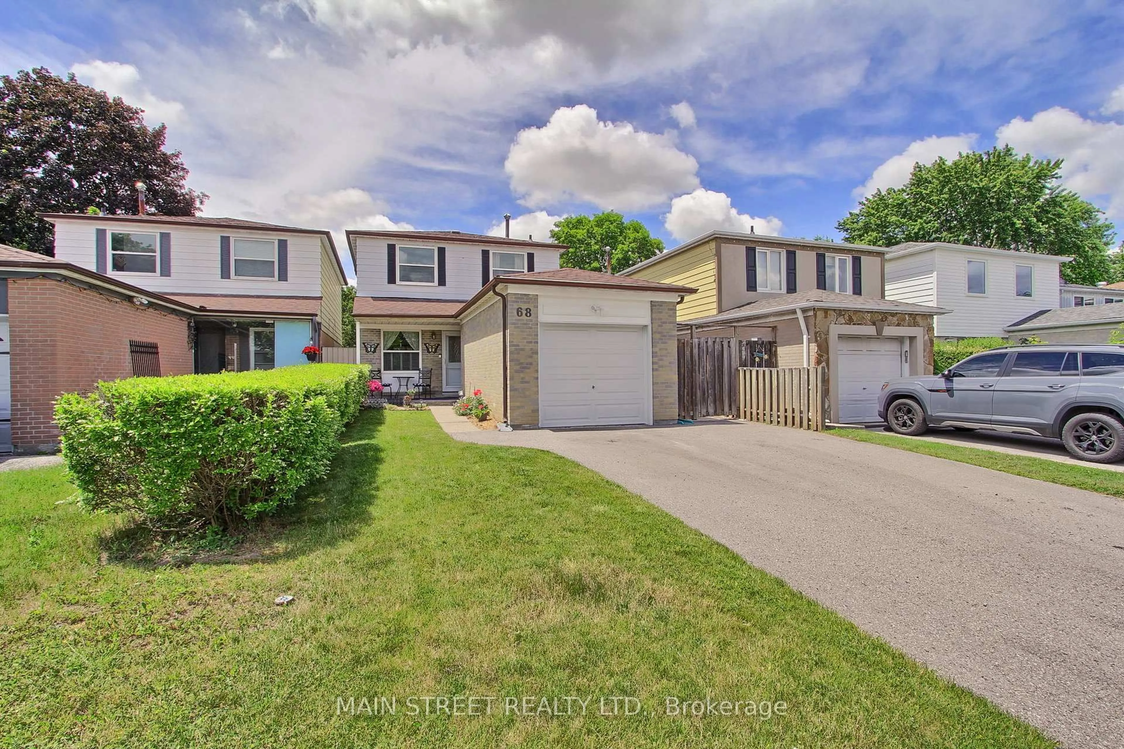 A pic from outside/outdoor area/front of a property/back of a property/a pic from drone, street for 68 Patterson St, Newmarket Ontario L3Y 5B3
