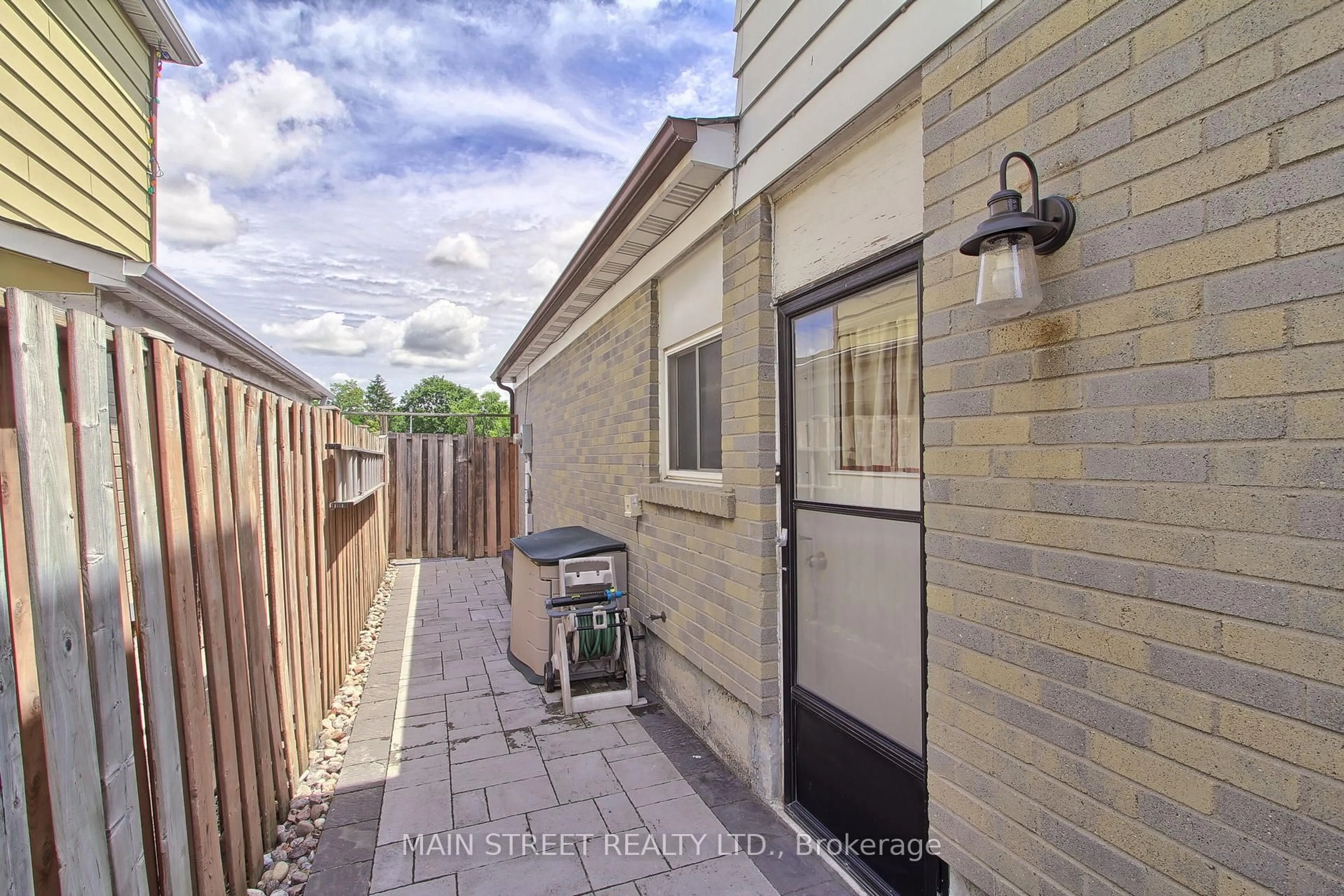 Patio, street for 68 Patterson St, Newmarket Ontario L3Y 5B3