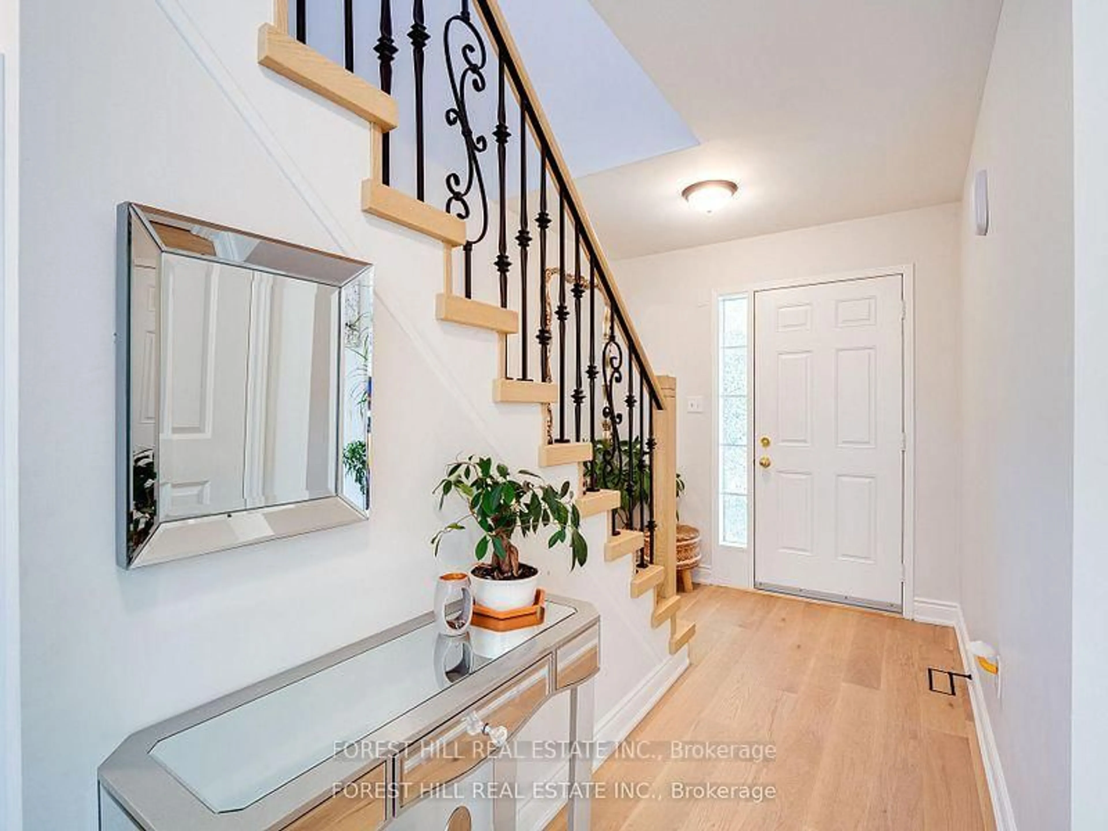 Indoor entryway for 70 Shoniker Dr, Newmarket Ontario L3X 2Y7
