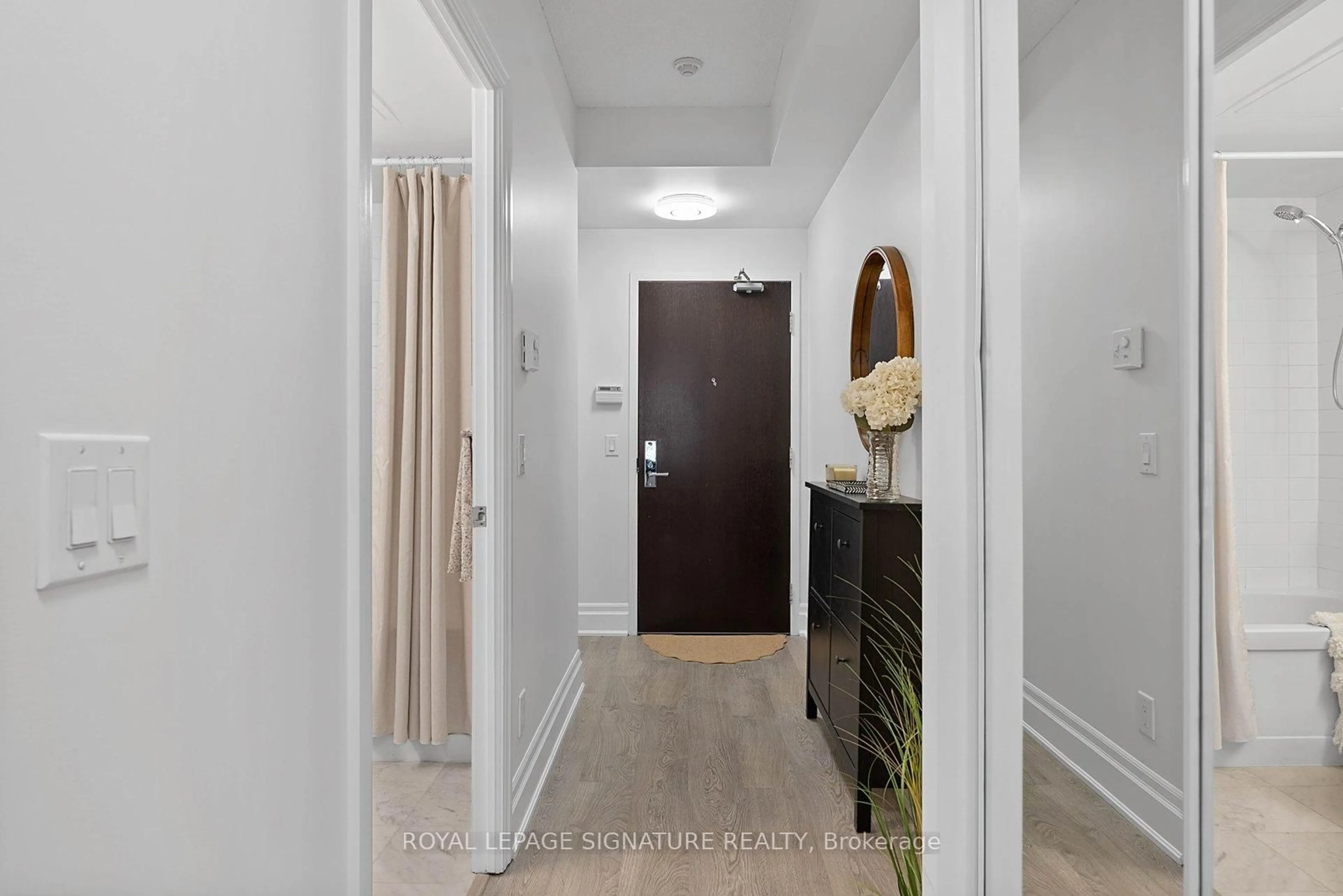 Indoor entryway for 131 UPPER DUKE Cres #412, Markham Ontario L6G 0C9