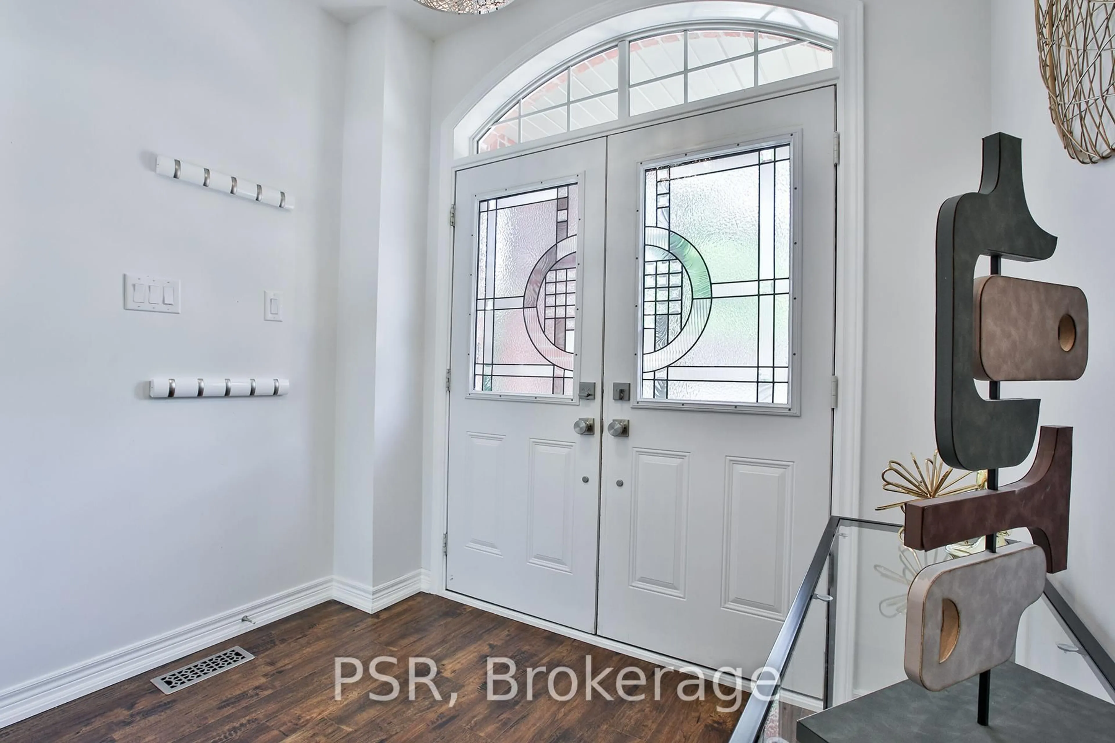 Indoor entryway for 715 John Cole Crt, Newmarket Ontario L3Y 5V7