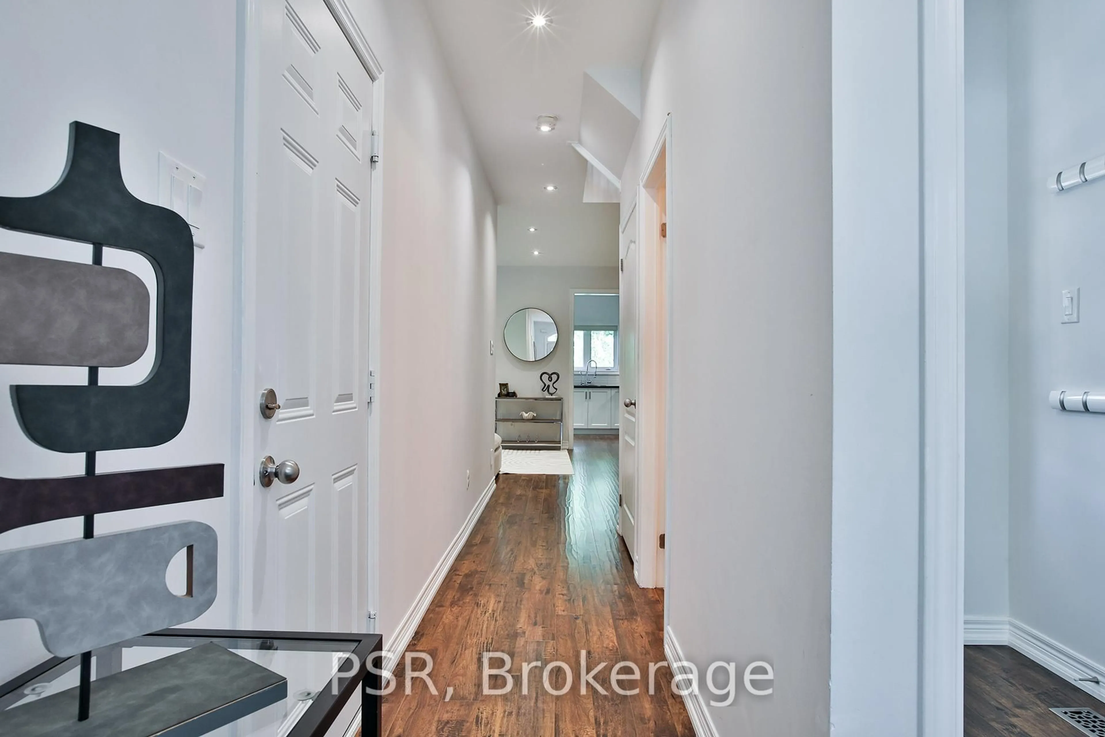Indoor entryway for 715 John Cole Crt, Newmarket Ontario L3Y 5V7