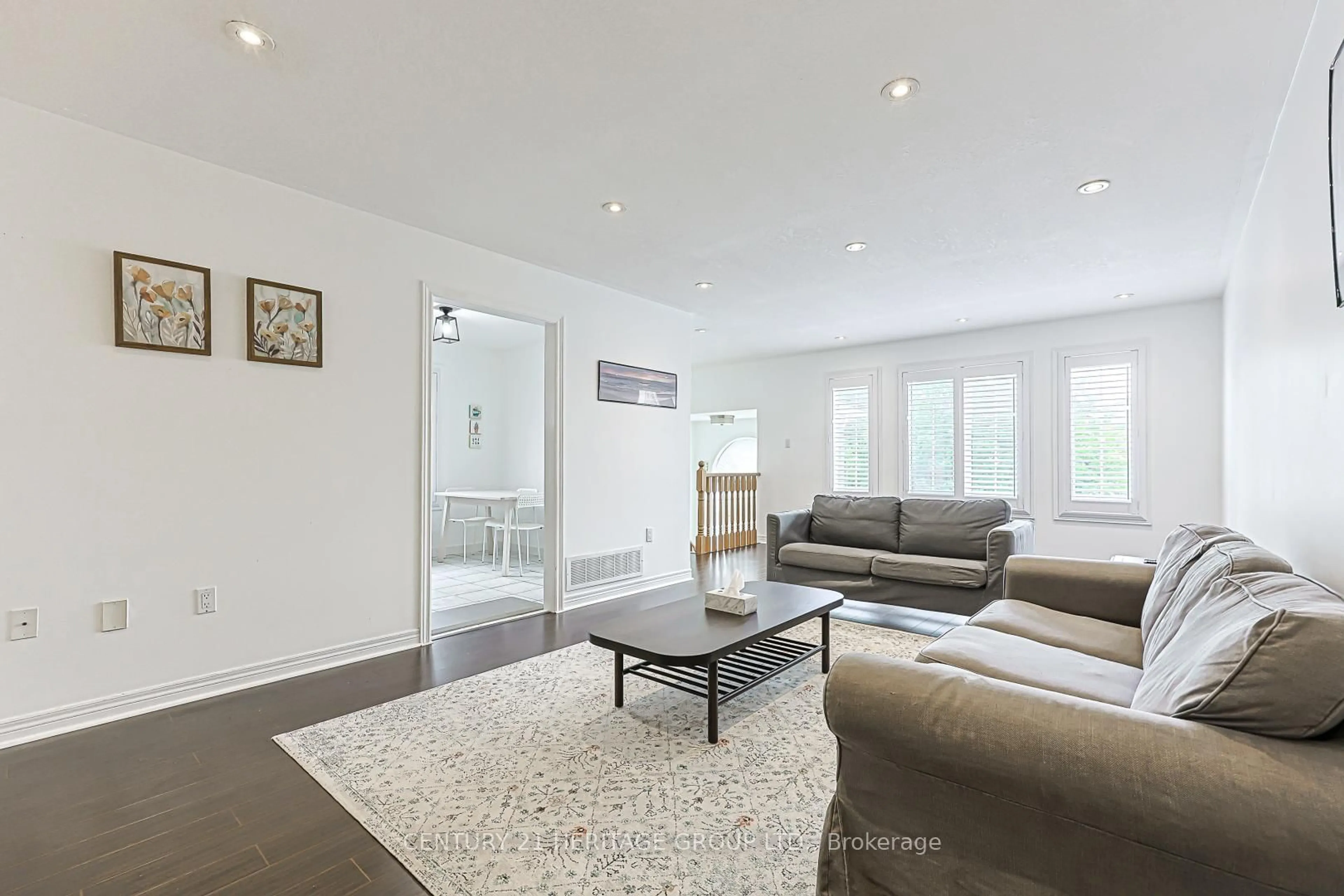 Living room with furniture, unknown for 24 Smith St, Bradford West Gwillimbury Ontario L3Z 3C9