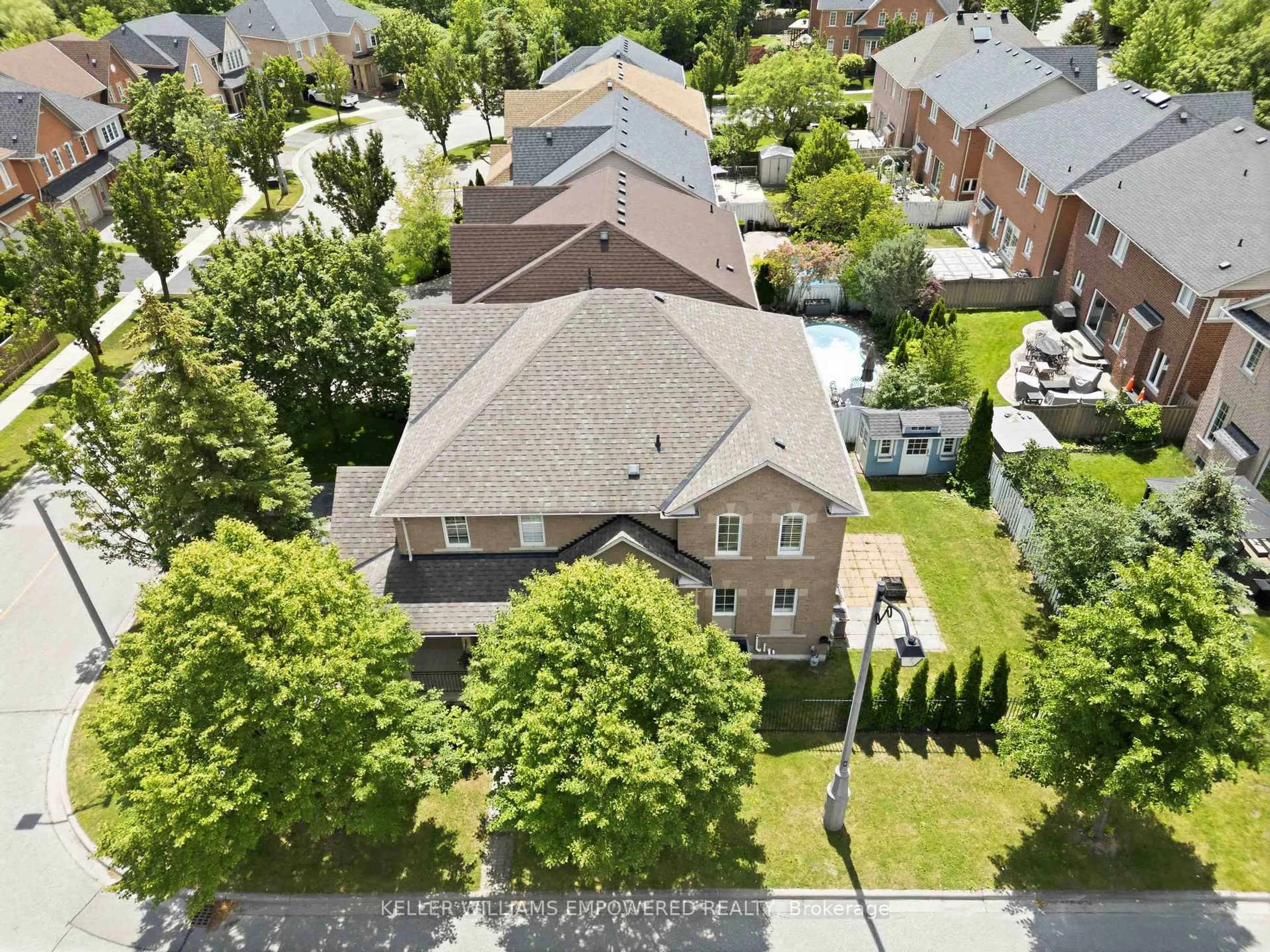 A pic from outside/outdoor area/front of a property/back of a property/a pic from drone, street for 6 Jonah Dr, Richmond Hill Ontario L4E 4L9