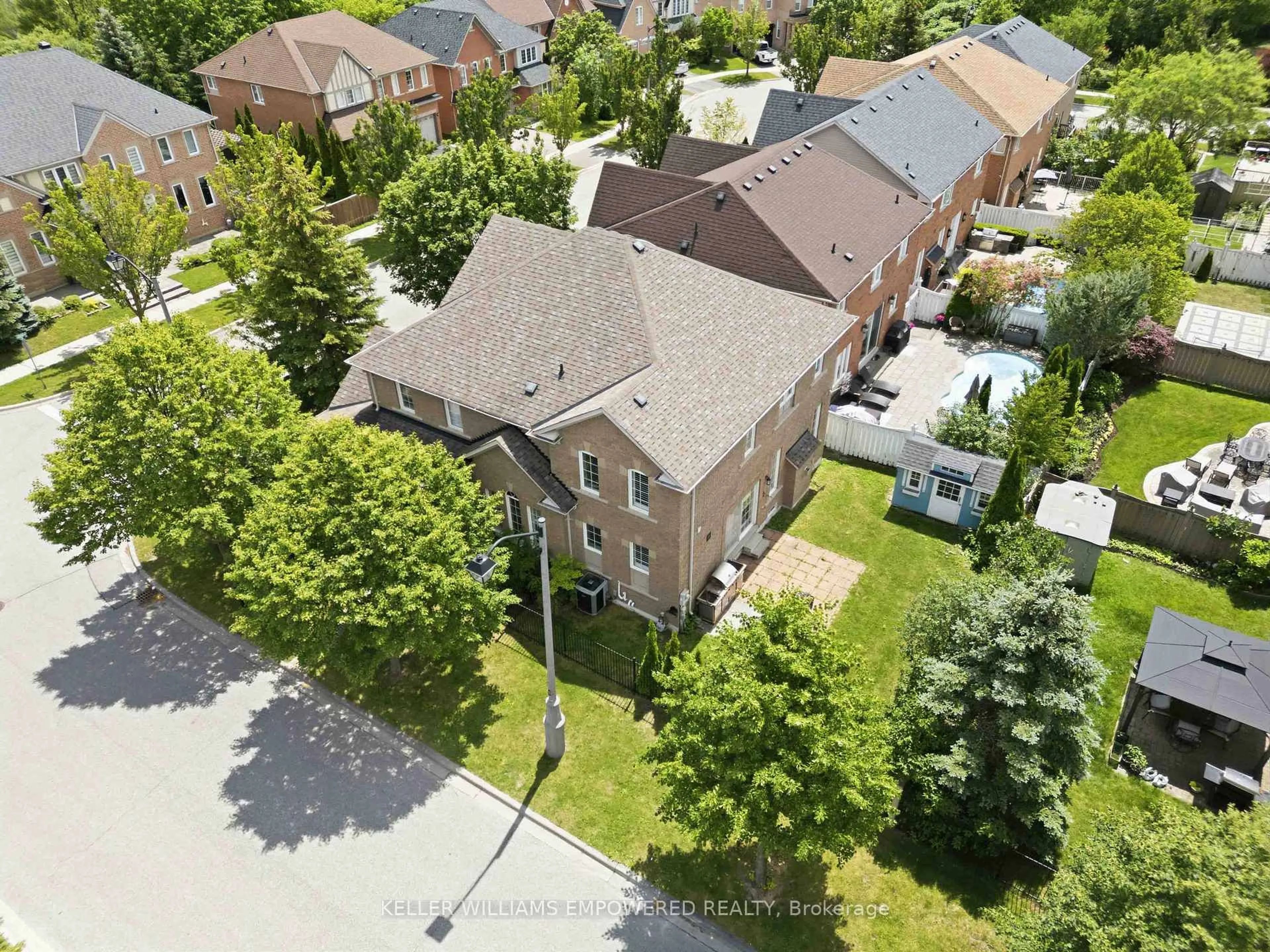 A pic from outside/outdoor area/front of a property/back of a property/a pic from drone, street for 6 Jonah Dr, Richmond Hill Ontario L4E 4L9