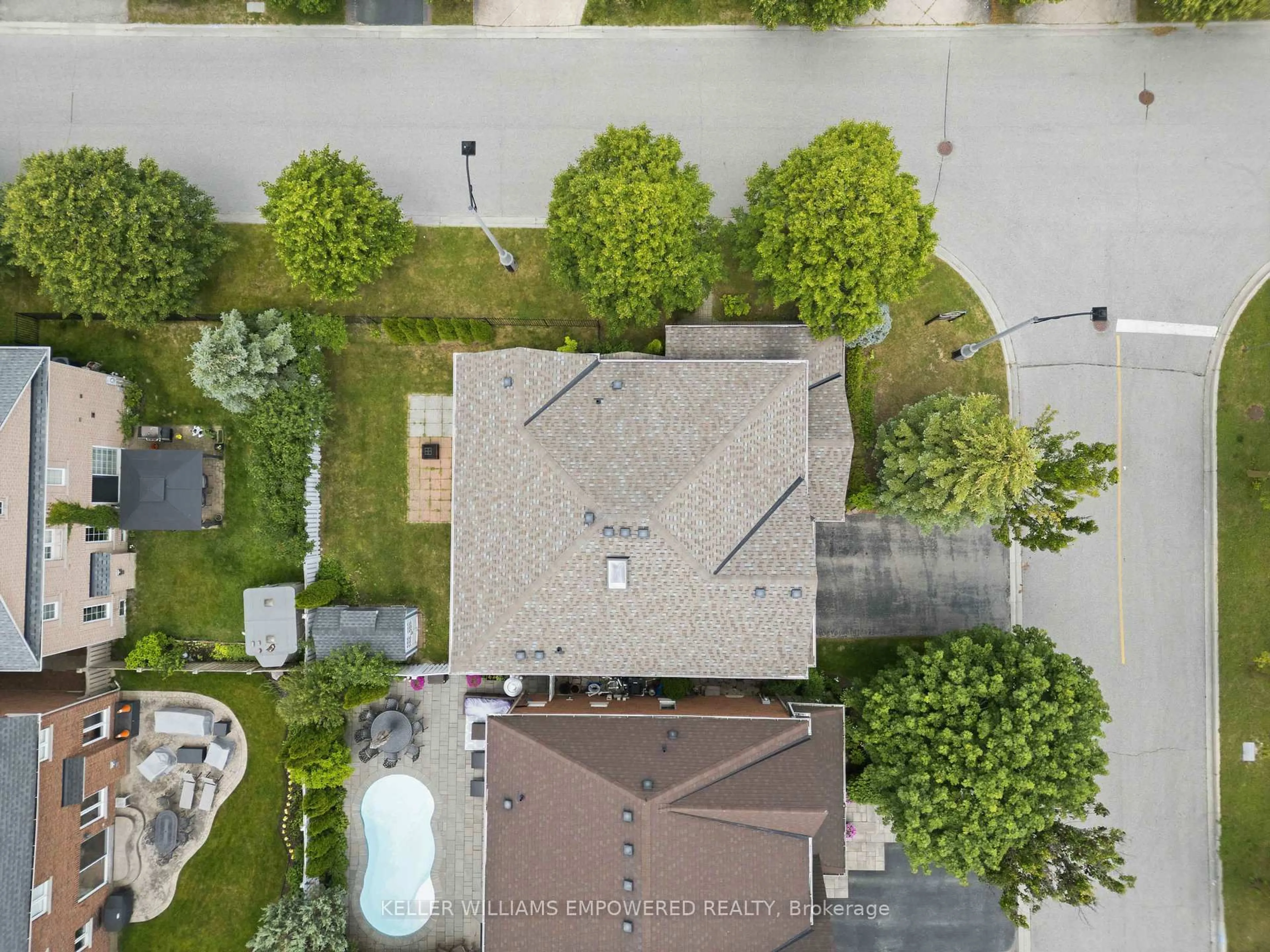 A pic from outside/outdoor area/front of a property/back of a property/a pic from drone, street for 6 Jonah Dr, Richmond Hill Ontario L4E 4L9
