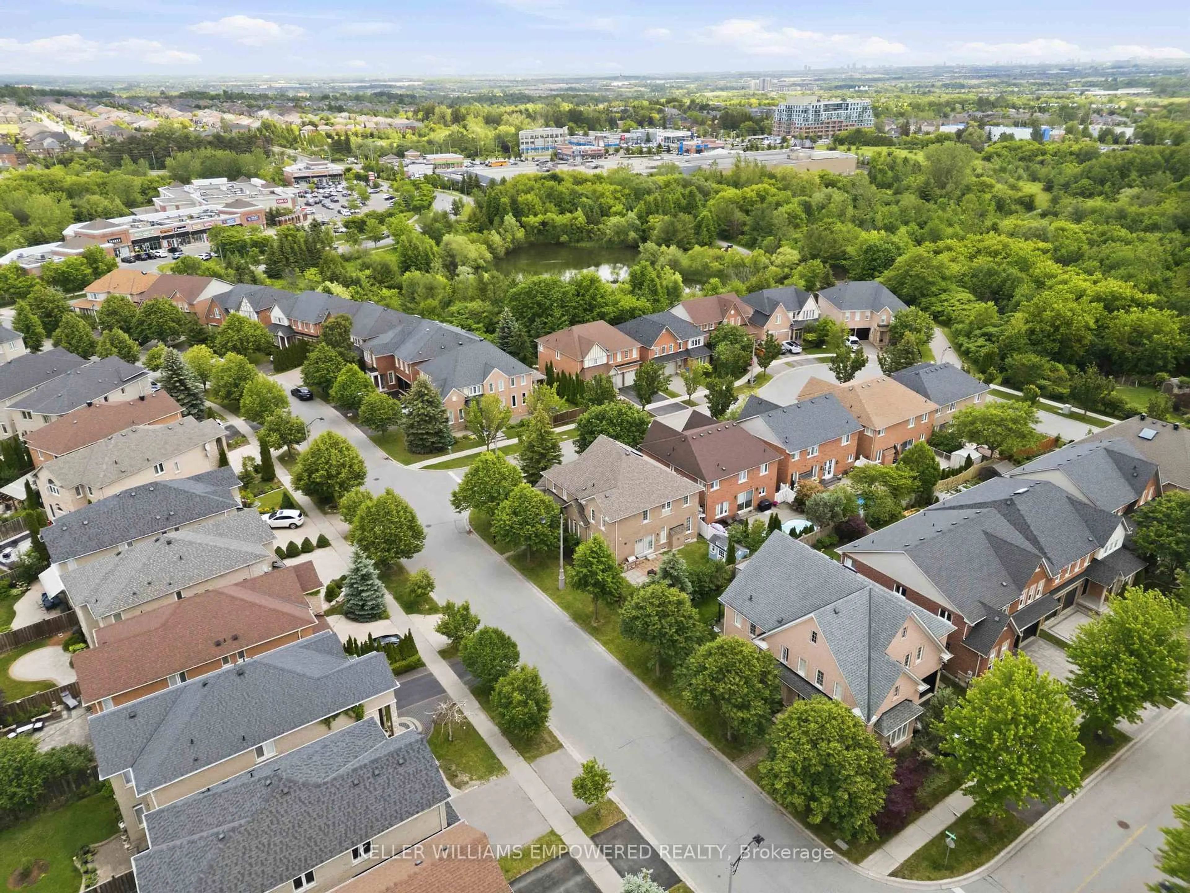 A pic from outside/outdoor area/front of a property/back of a property/a pic from drone, street for 6 Jonah Dr, Richmond Hill Ontario L4E 4L9