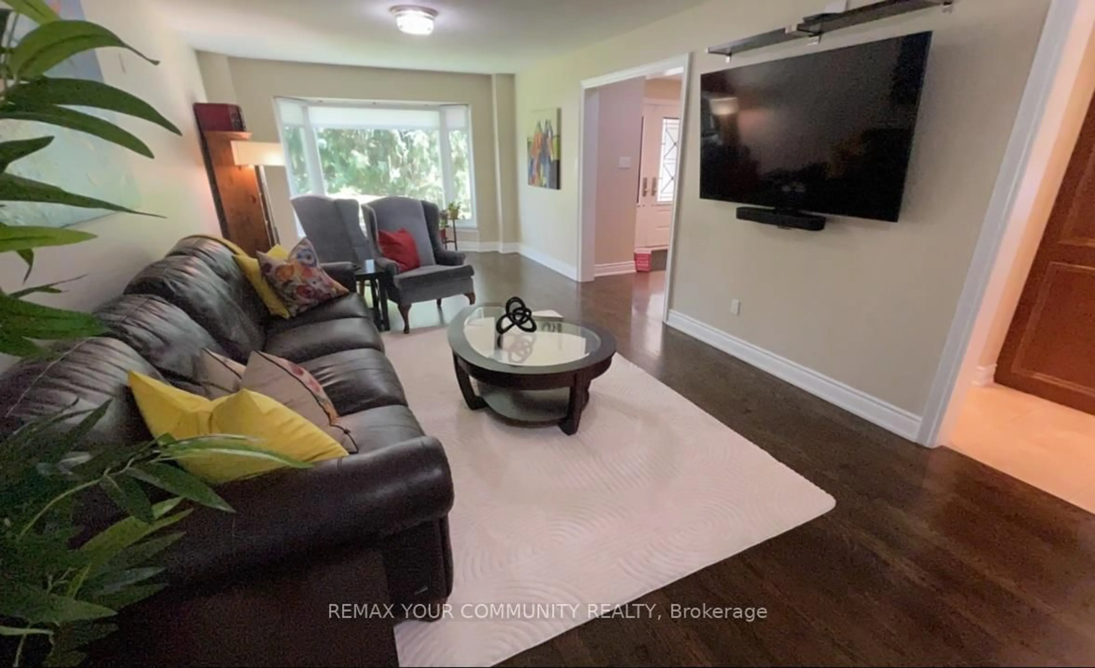 Living room with furniture, unknown for 140 Hill Farm Rd, King Ontario L0G 1N0