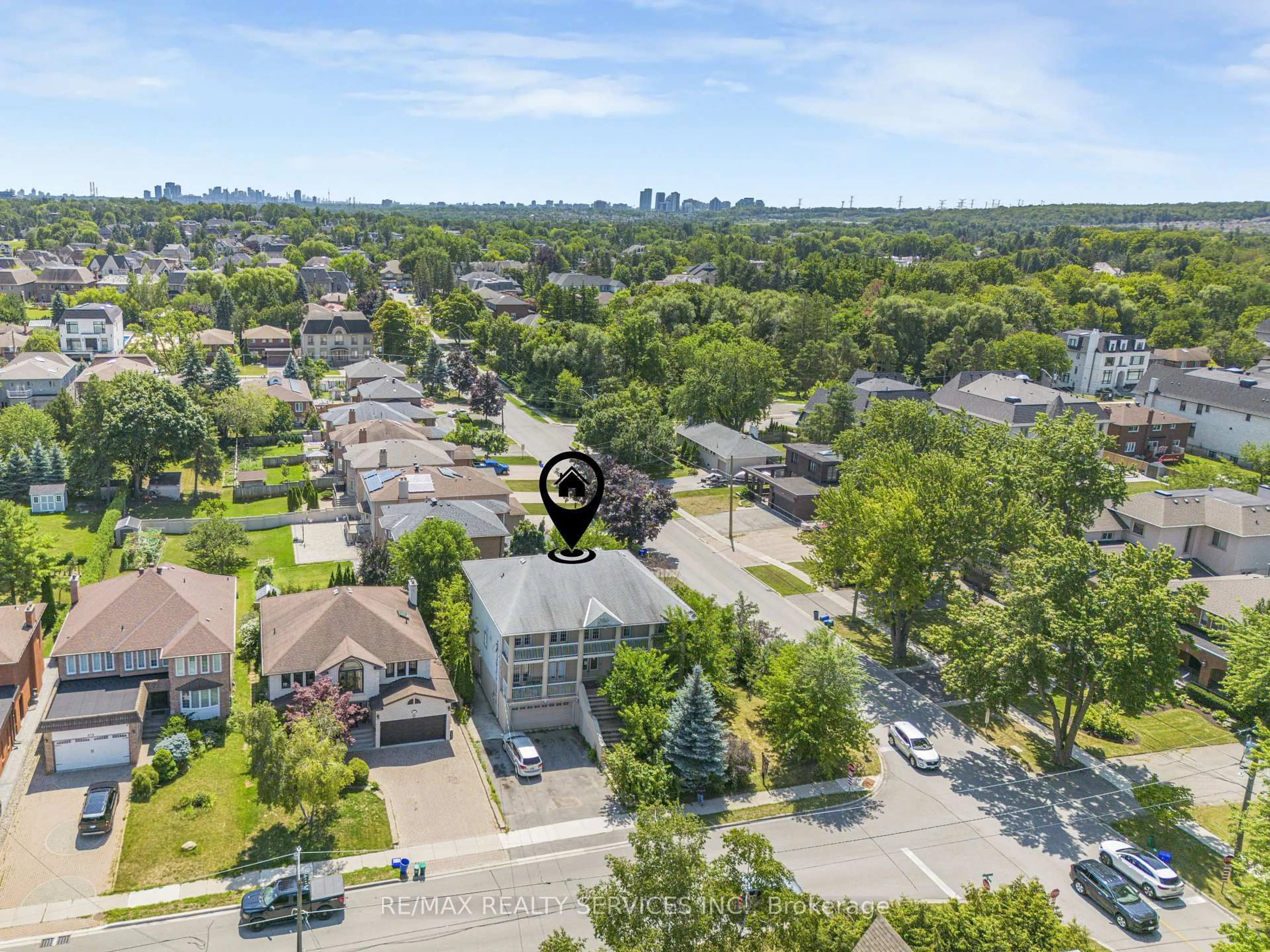 A pic from outside/outdoor area/front of a property/back of a property/a pic from drone, unknown for 135 Spruce Ave, Richmond Hill Ontario L4C 6V9