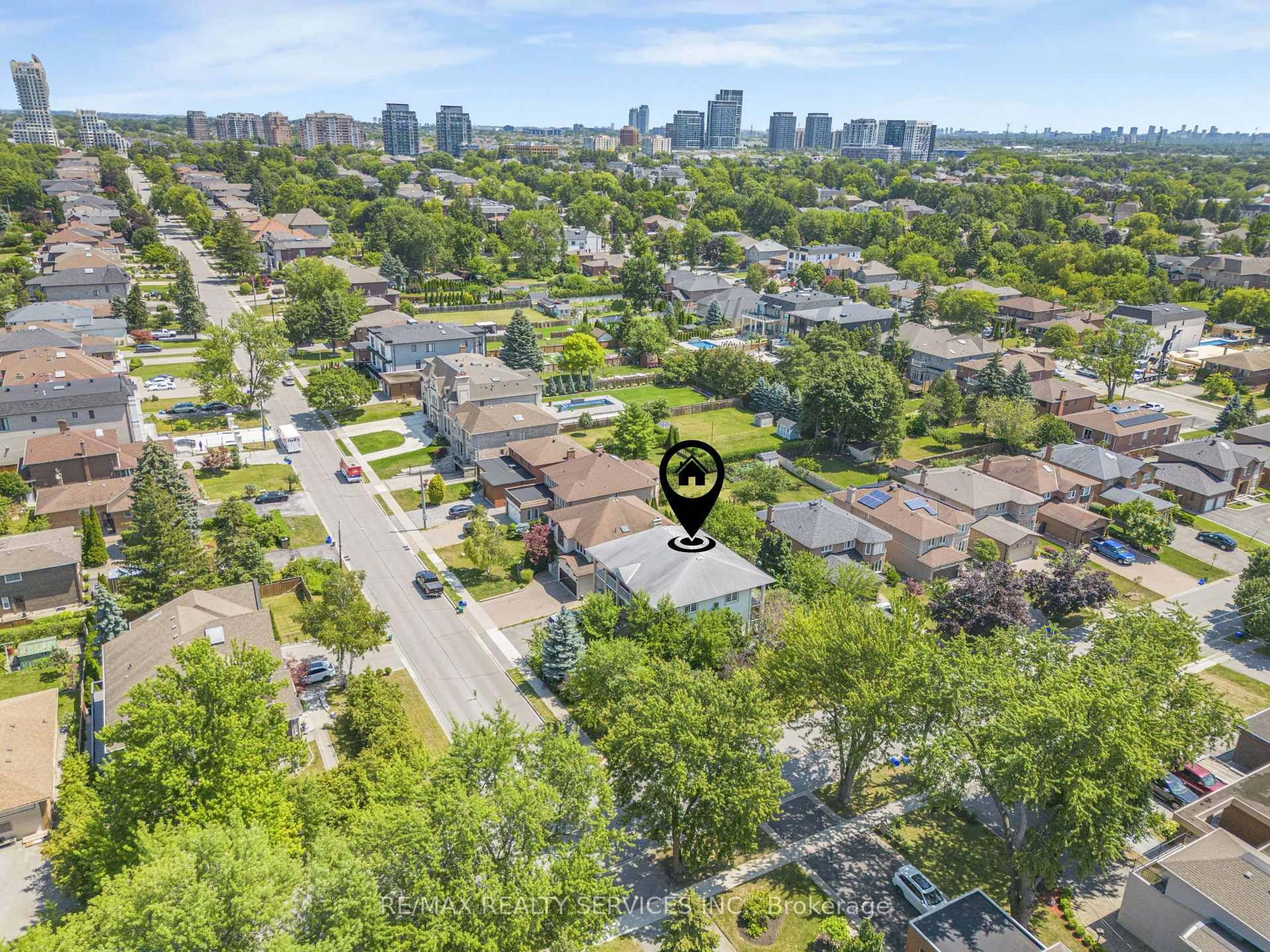 A pic from outside/outdoor area/front of a property/back of a property/a pic from drone, city buildings view from balcony for 135 Spruce Ave, Richmond Hill Ontario L4C 6V9