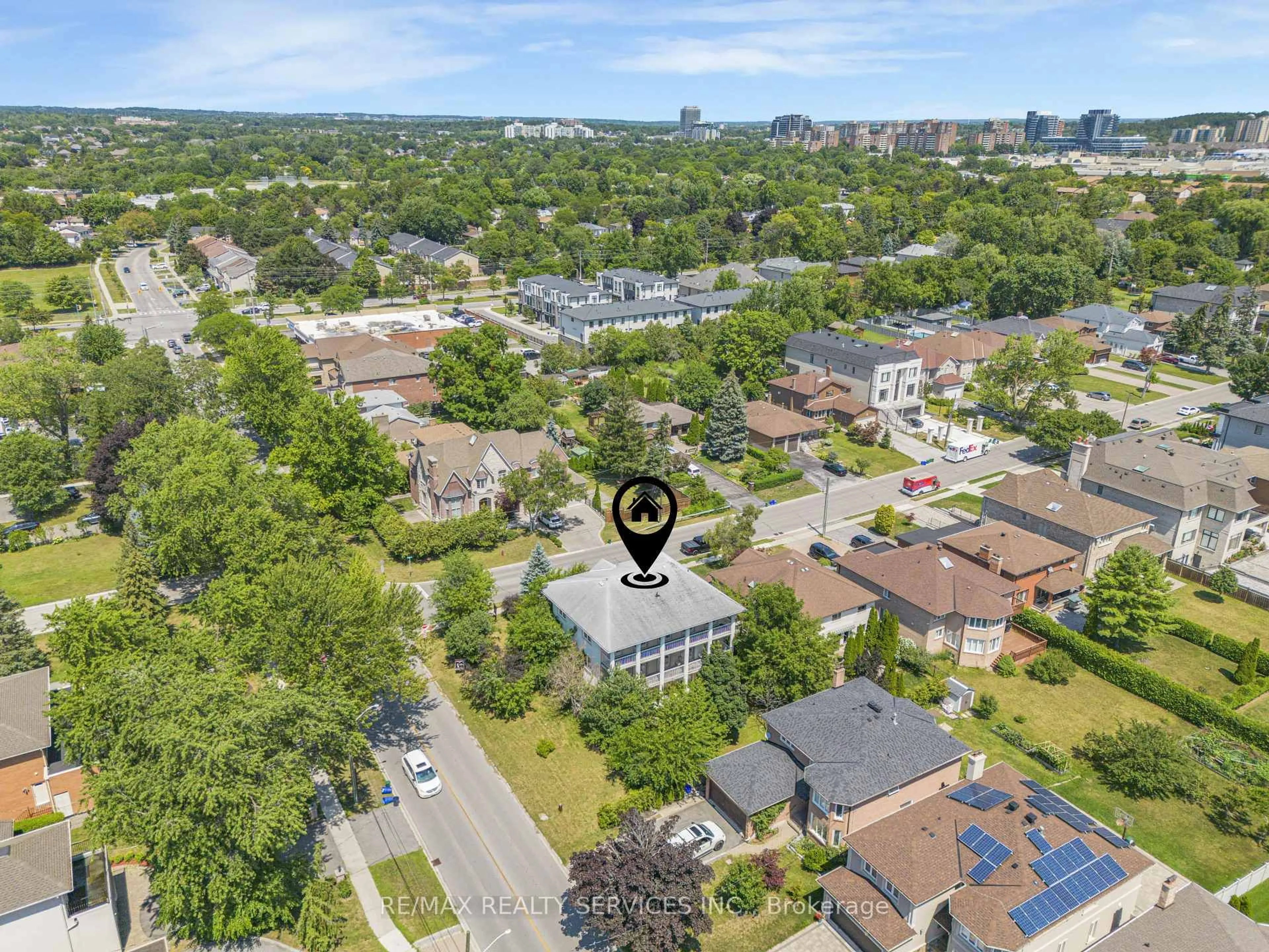 A pic from outside/outdoor area/front of a property/back of a property/a pic from drone, city buildings view from balcony for 135 Spruce Ave, Richmond Hill Ontario L4C 6V9