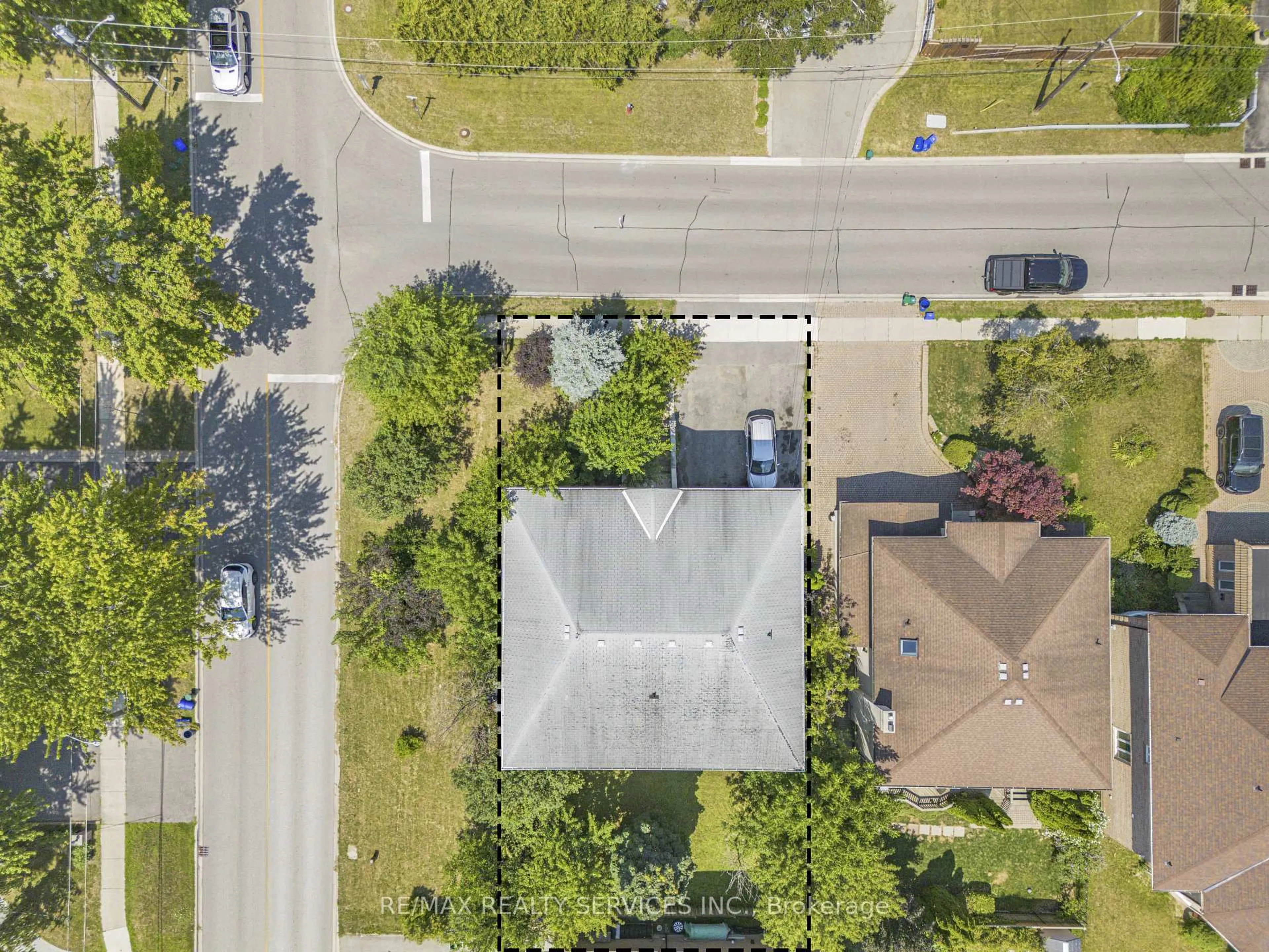 A pic from outside/outdoor area/front of a property/back of a property/a pic from drone, street for 135 Spruce Ave, Richmond Hill Ontario L4C 6V9