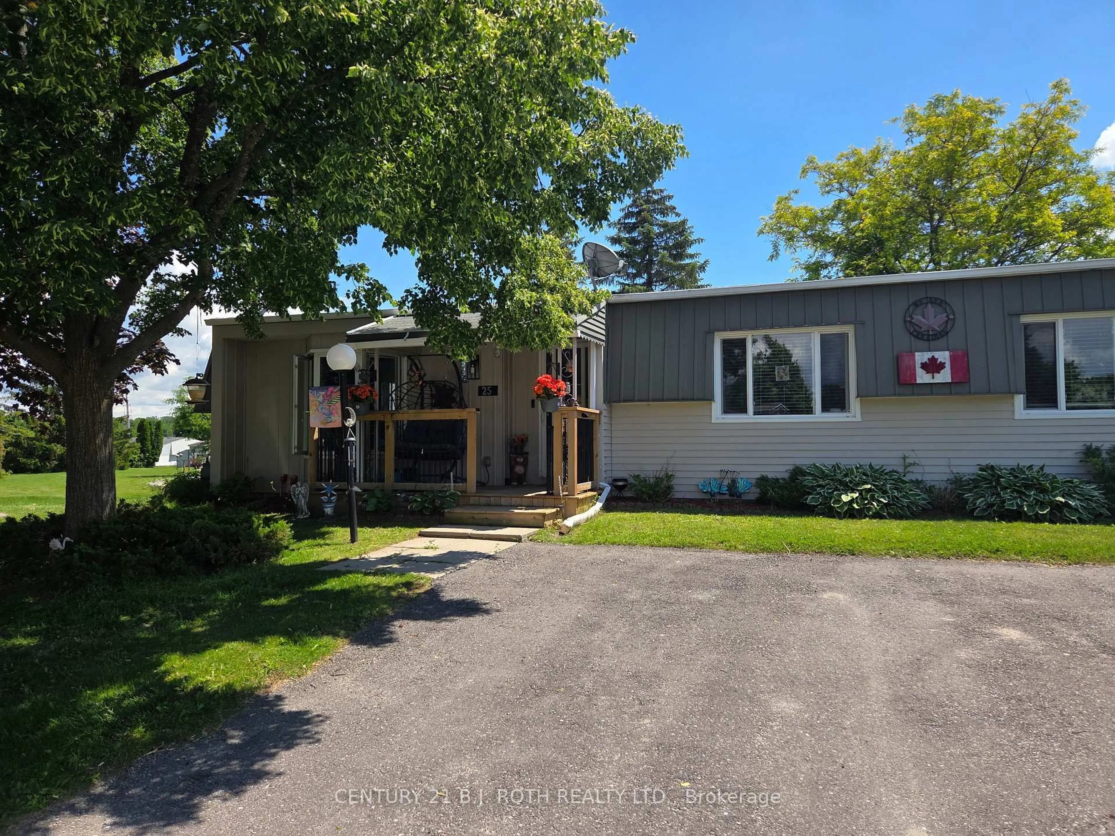 A pic from outside/outdoor area/front of a property/back of a property/a pic from drone, street for 25 Comforts Cove Crt, Innisfil Ontario L9S 1S3