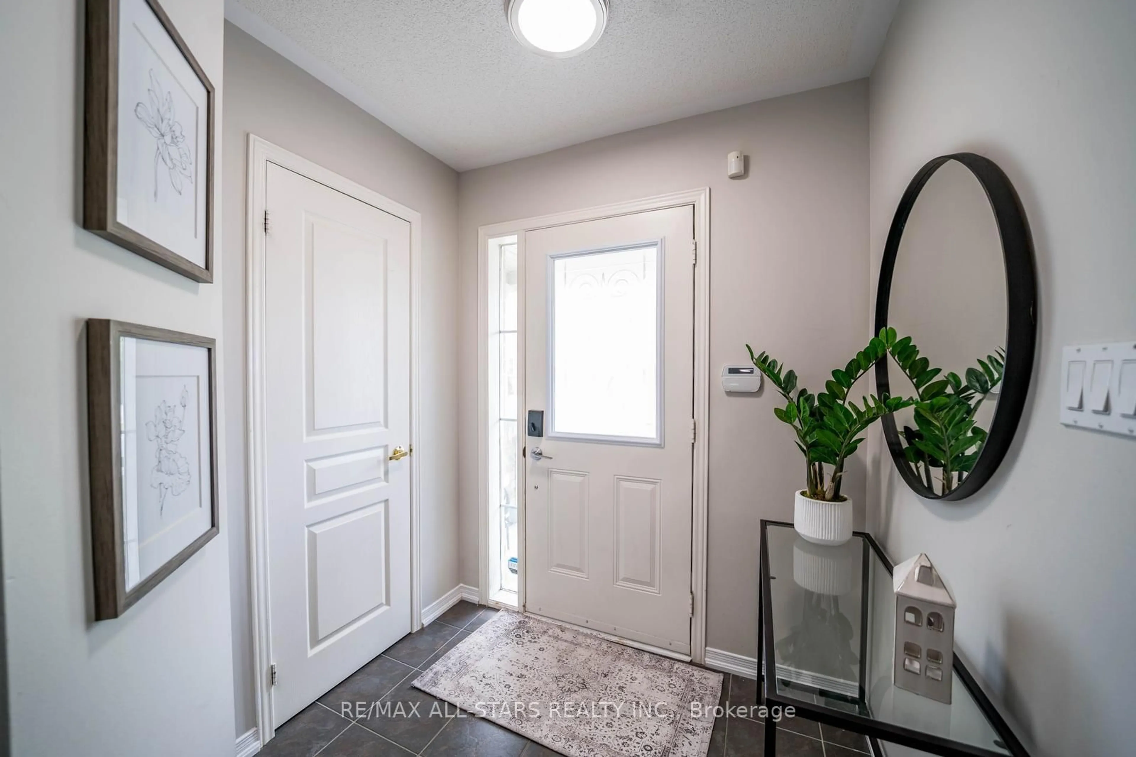 Indoor entryway for 85 Vera Lynn Cres, Whitchurch-Stouffville Ontario L4A 0X4