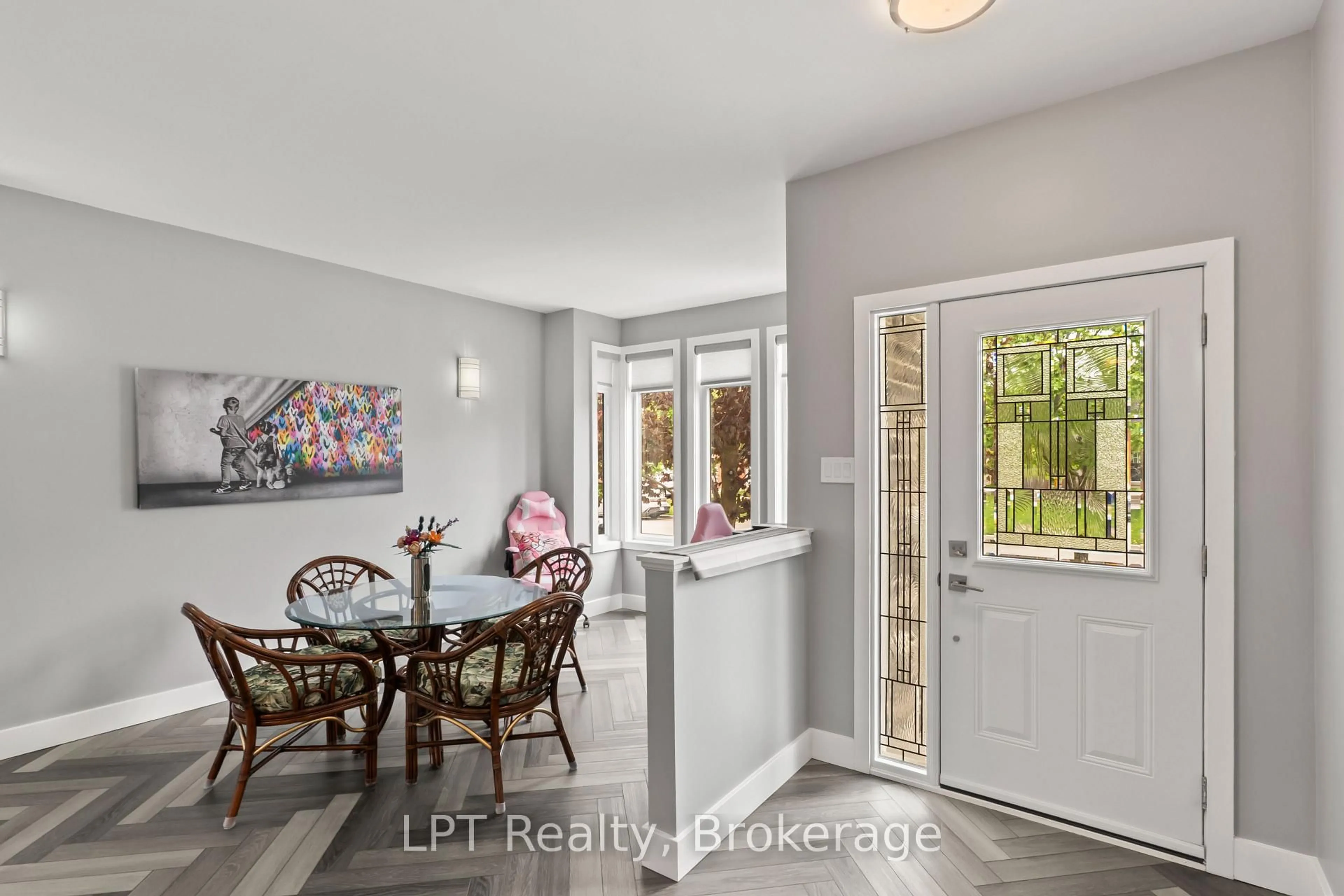 Indoor entryway for 111 Bayview Ave, Georgina Ontario L4P 3Z3