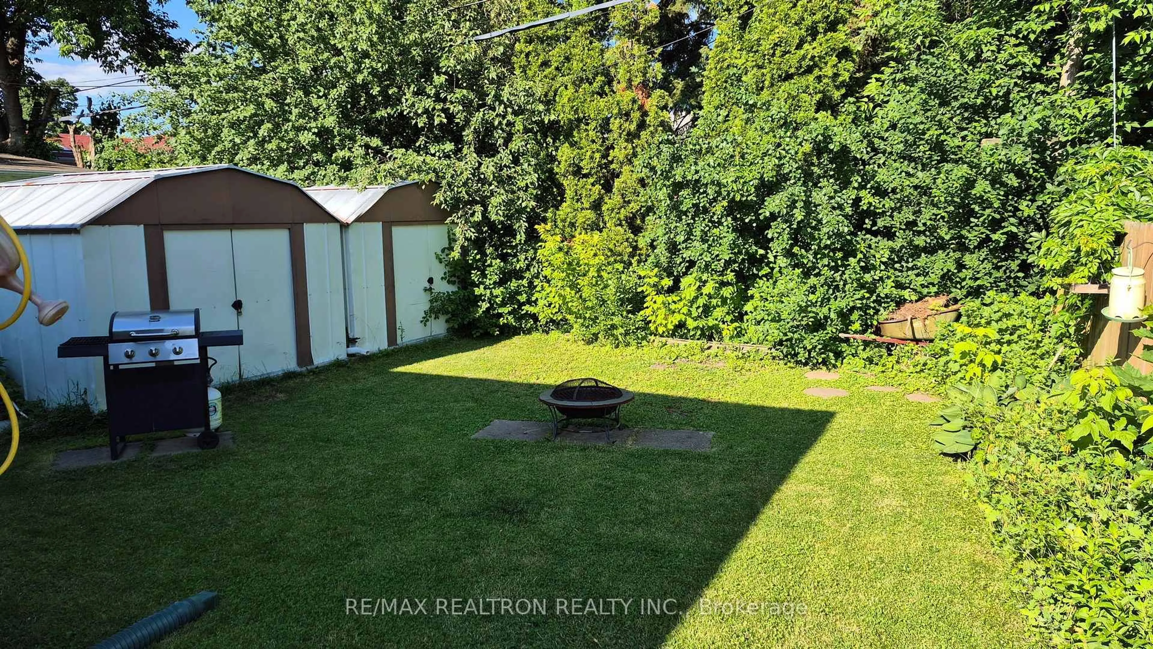 A pic from outside/outdoor area/front of a property/back of a property/a pic from drone, street for 380 Browndale Cres, Richmond Hill Ontario L4C 3J4