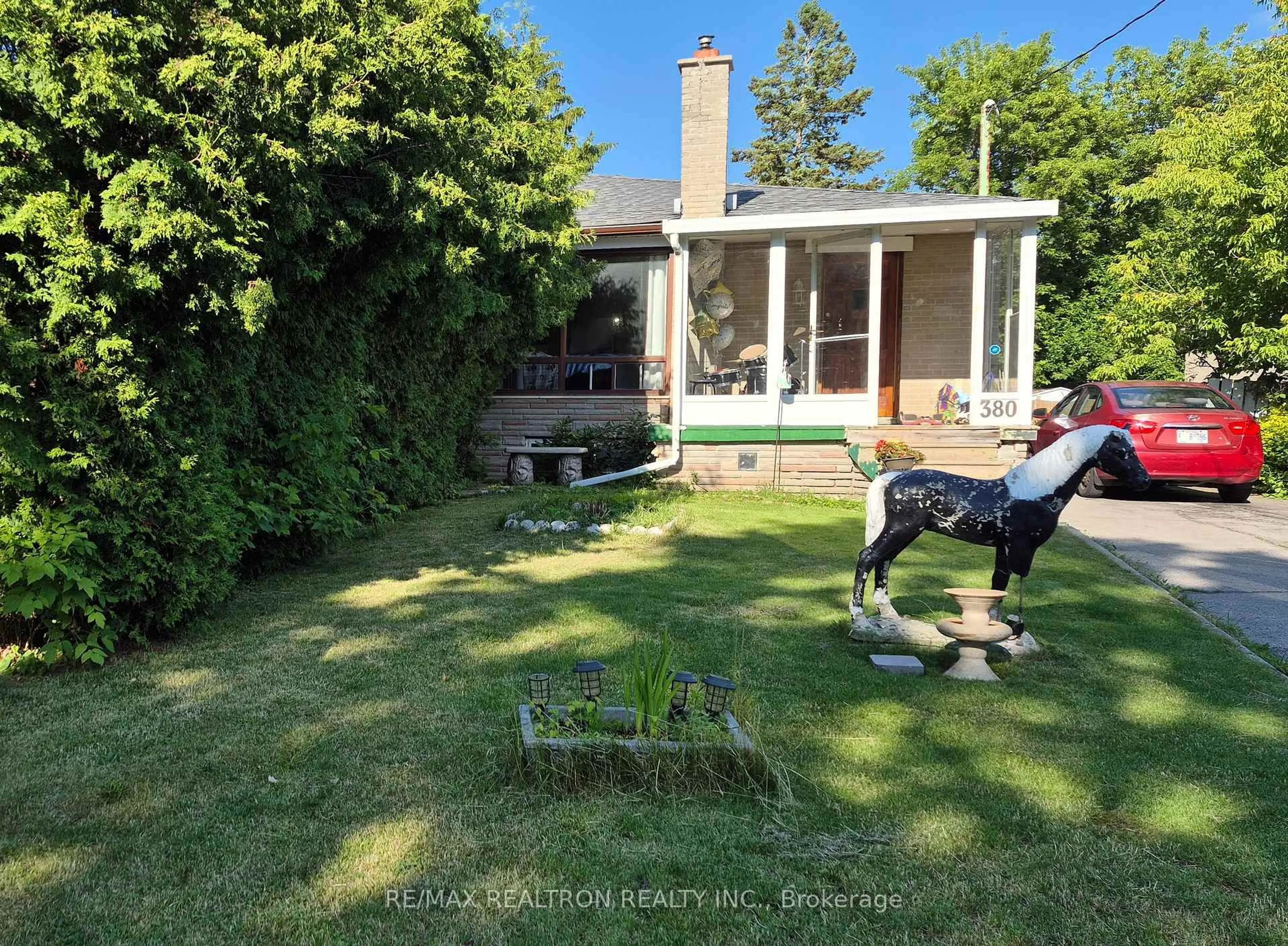 A pic from outside/outdoor area/front of a property/back of a property/a pic from drone, street for 380 Browndale Cres, Richmond Hill Ontario L4C 3J4