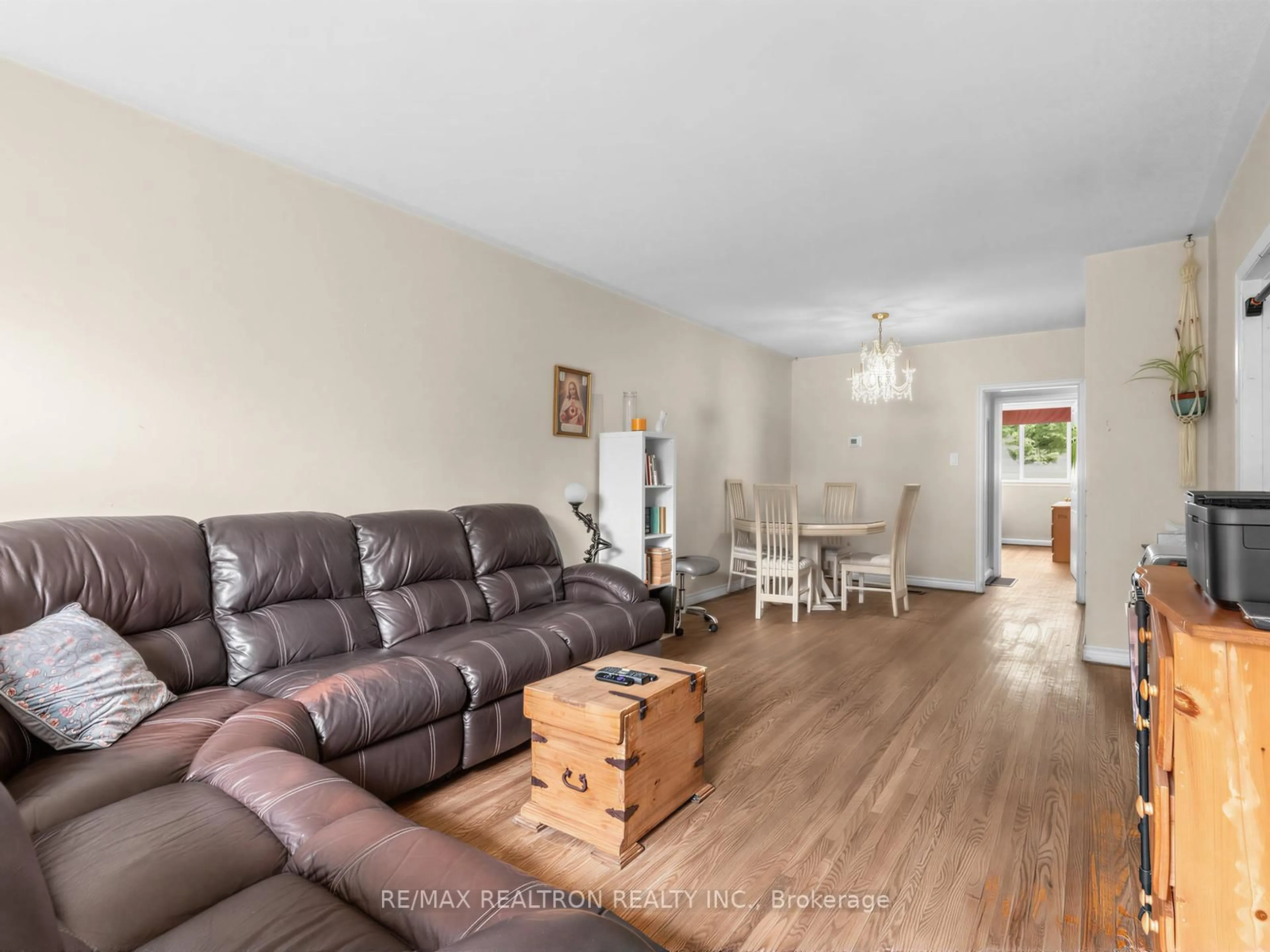 Living room with furniture, unknown for 380 Browndale Cres, Richmond Hill Ontario L4C 3J4