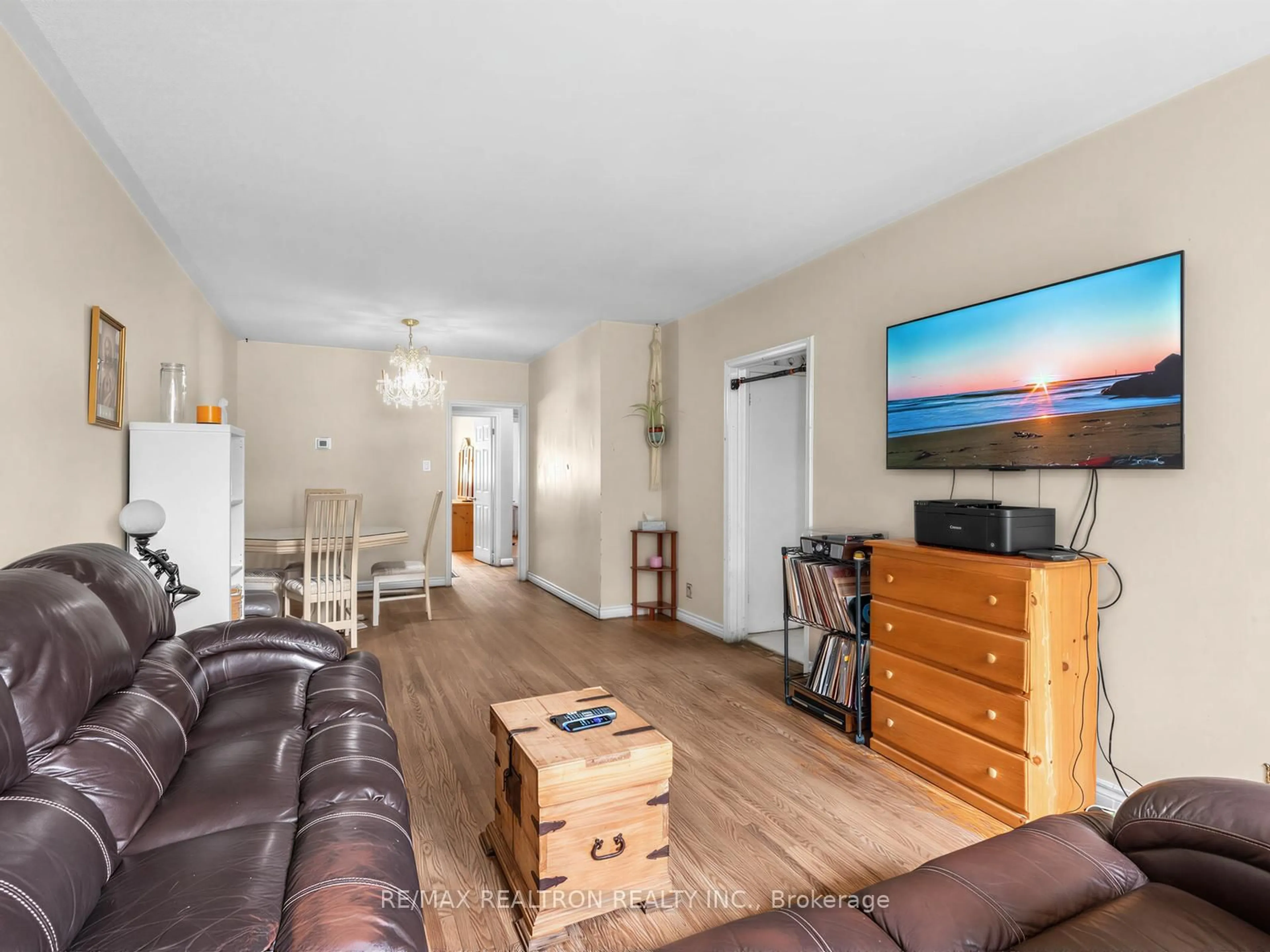 Living room with furniture, wood/laminate floor for 380 Browndale Cres, Richmond Hill Ontario L4C 3J4