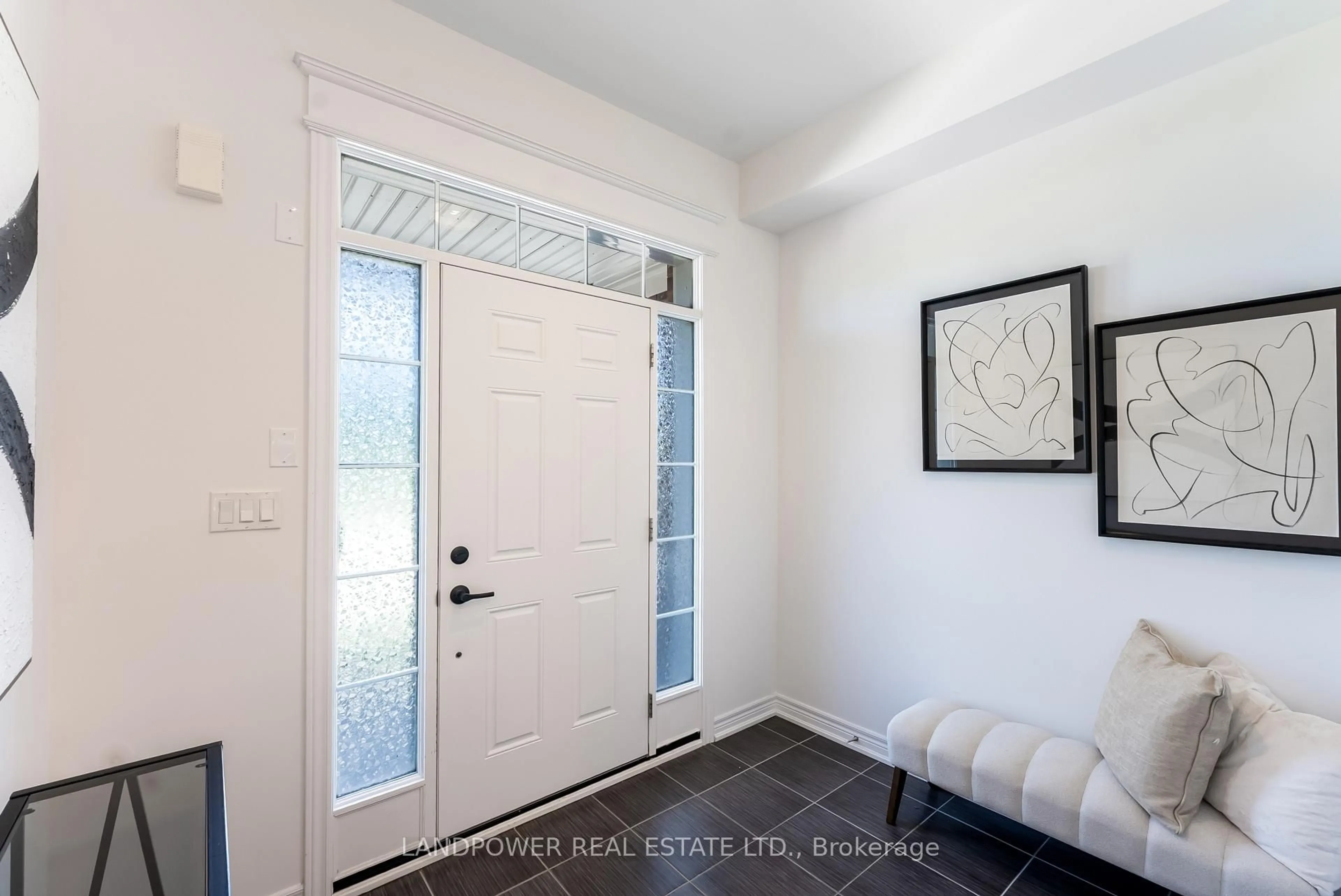 Indoor entryway for 11 Bellflower Lane, Richmond Hill Ontario L4E 1E7