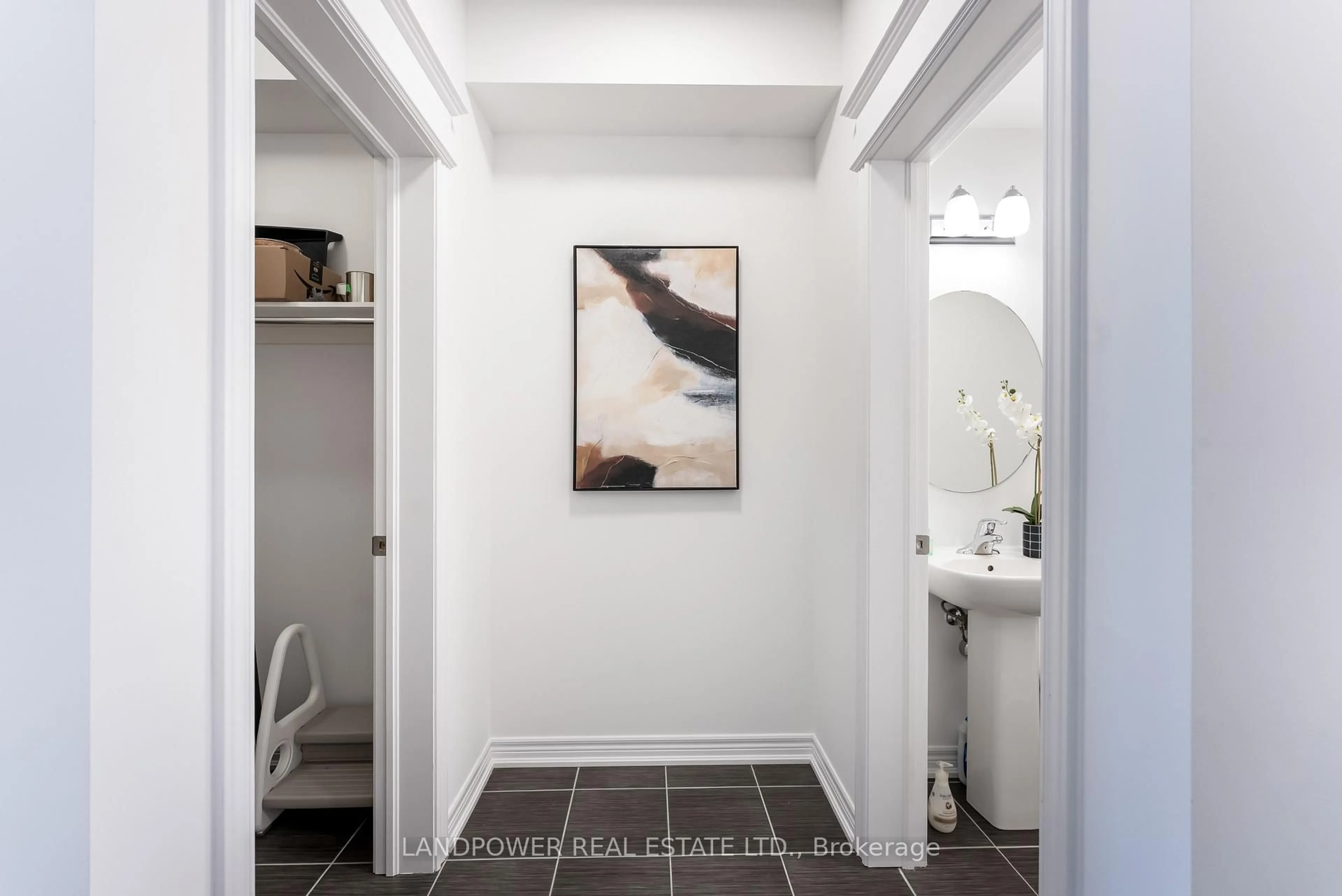 Indoor entryway for 11 Bellflower Lane, Richmond Hill Ontario L4E 1E7