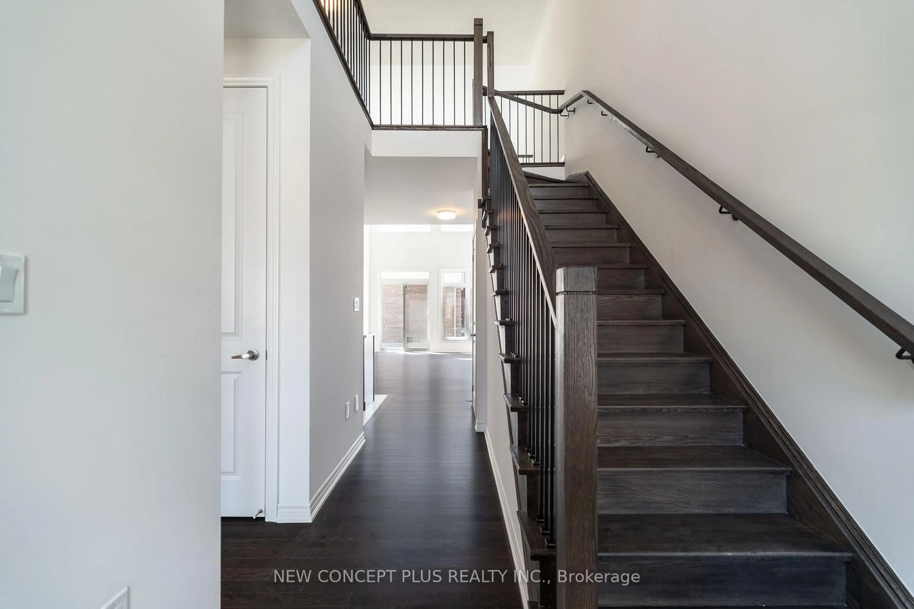 Indoor entryway for 10 Mayapple St, Adjala-Tosorontio Ontario L0G 1W0