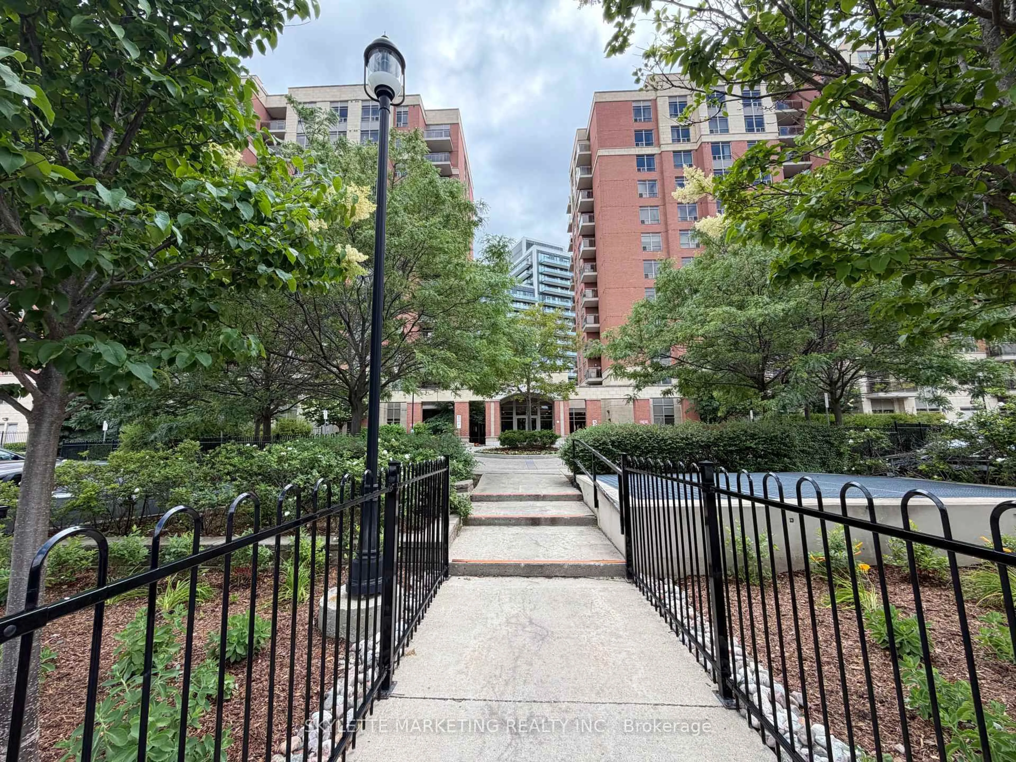 Unknown for 75 King William Cres #Ph13, Richmond Hill Ontario L4B 0C1