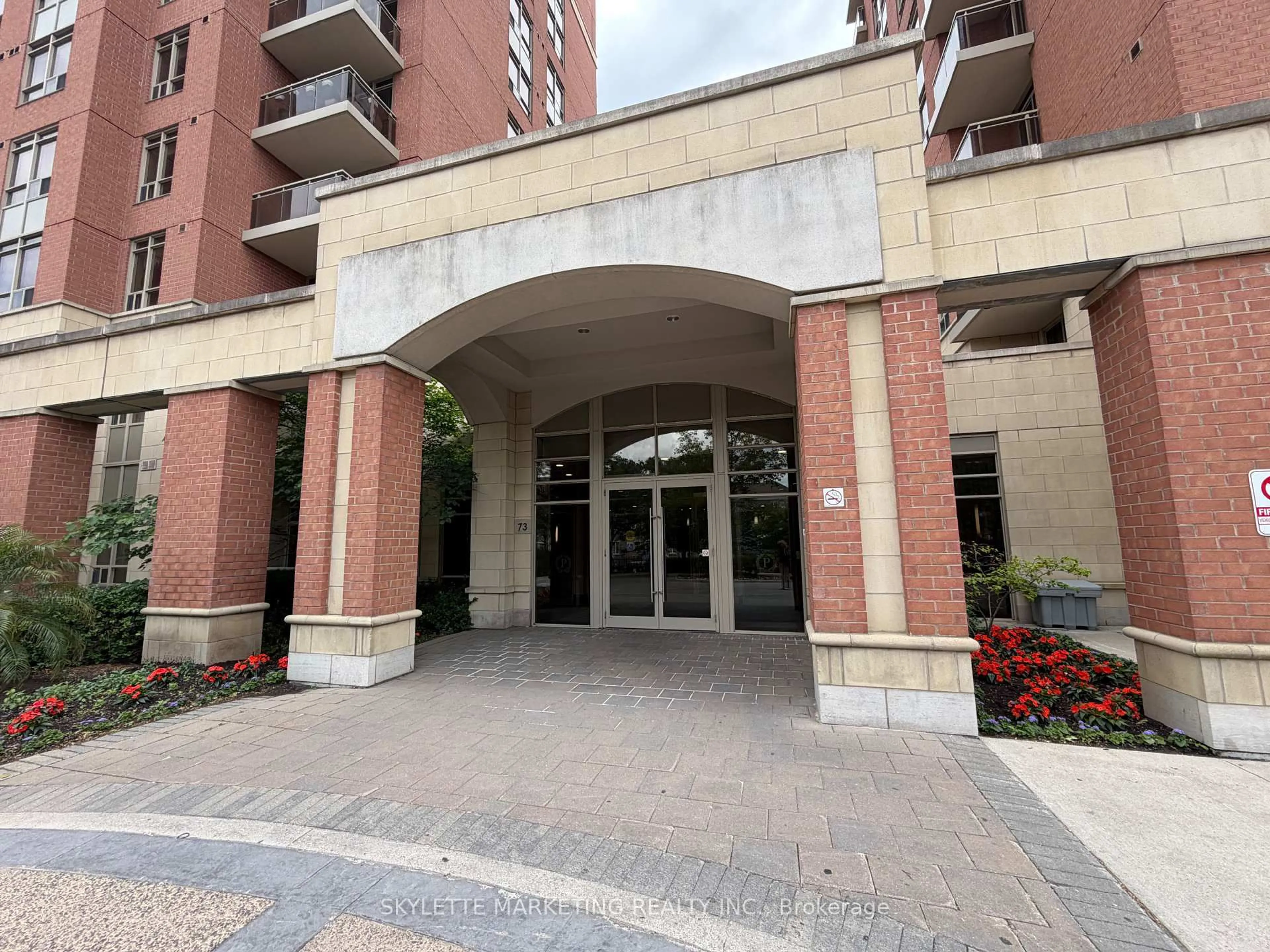 Indoor foyer for 75 King William Cres #Ph13, Richmond Hill Ontario L4B 0C1