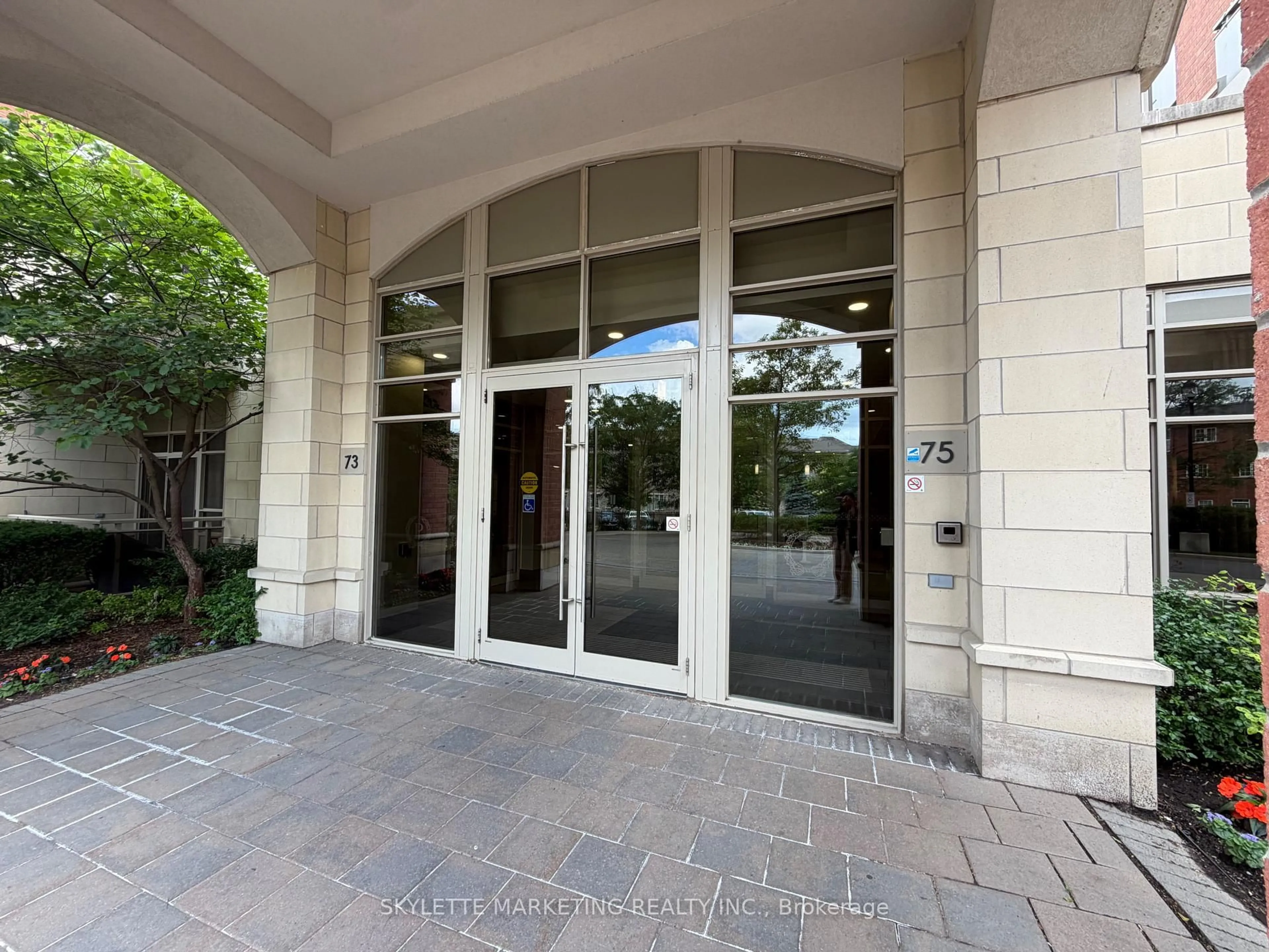Indoor foyer for 75 King William Cres #Ph13, Richmond Hill Ontario L4B 0C1