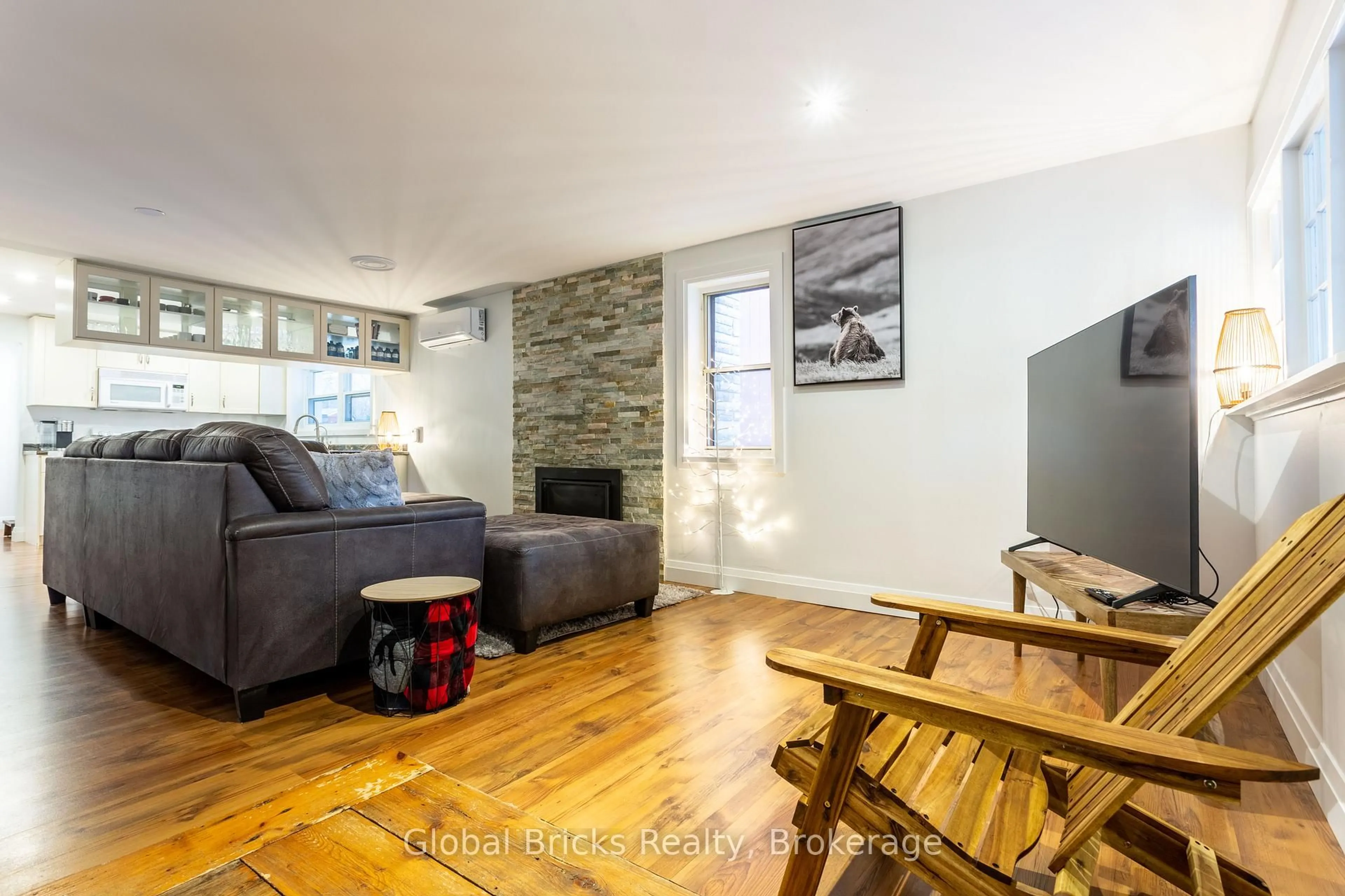 Living room with furniture, wood/laminate floor for 648 10th Line, Innisfil Ontario L9S 3N7