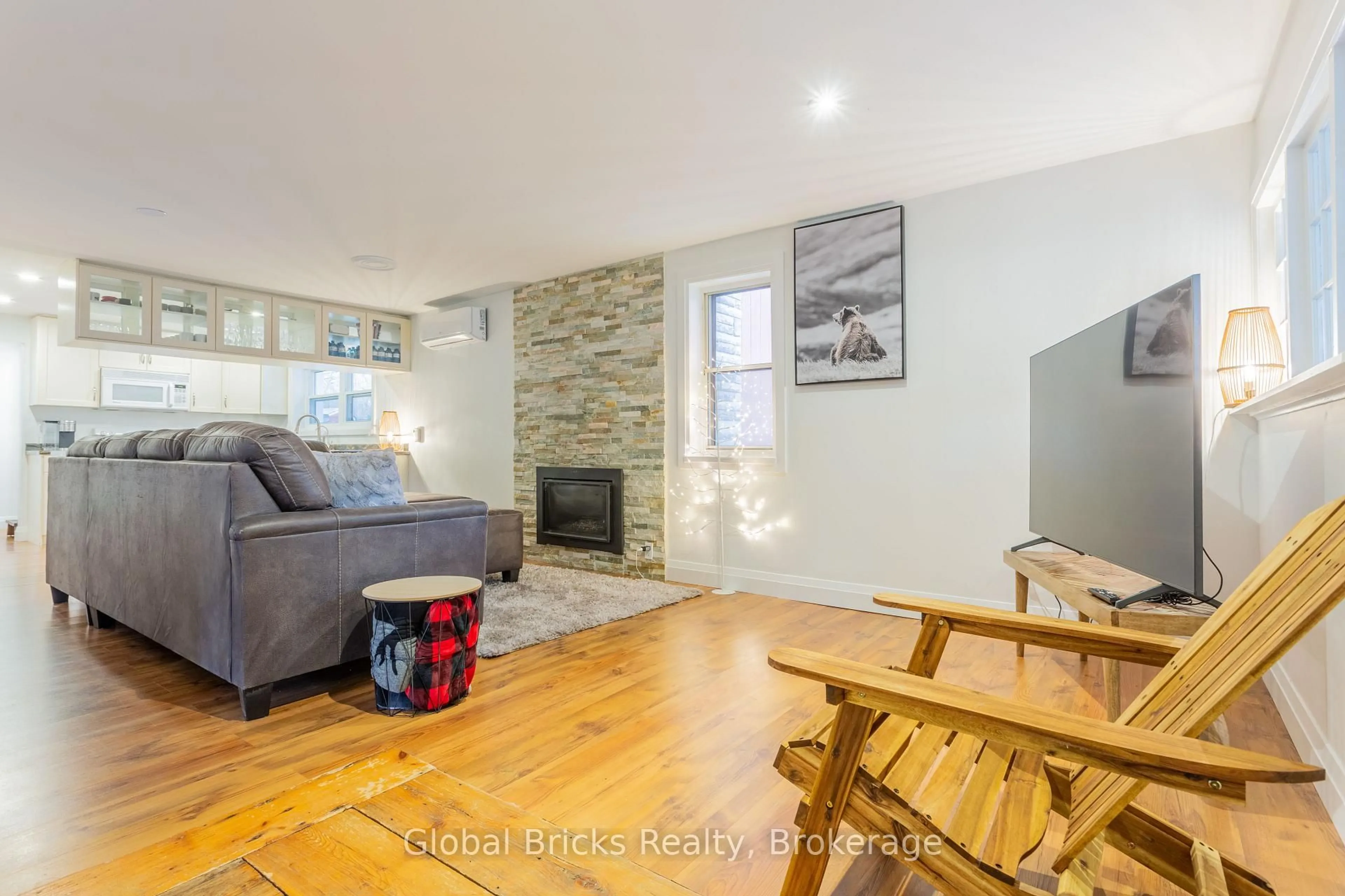 Living room with furniture, unknown for 648 10th Line, Innisfil Ontario L9S 3N7