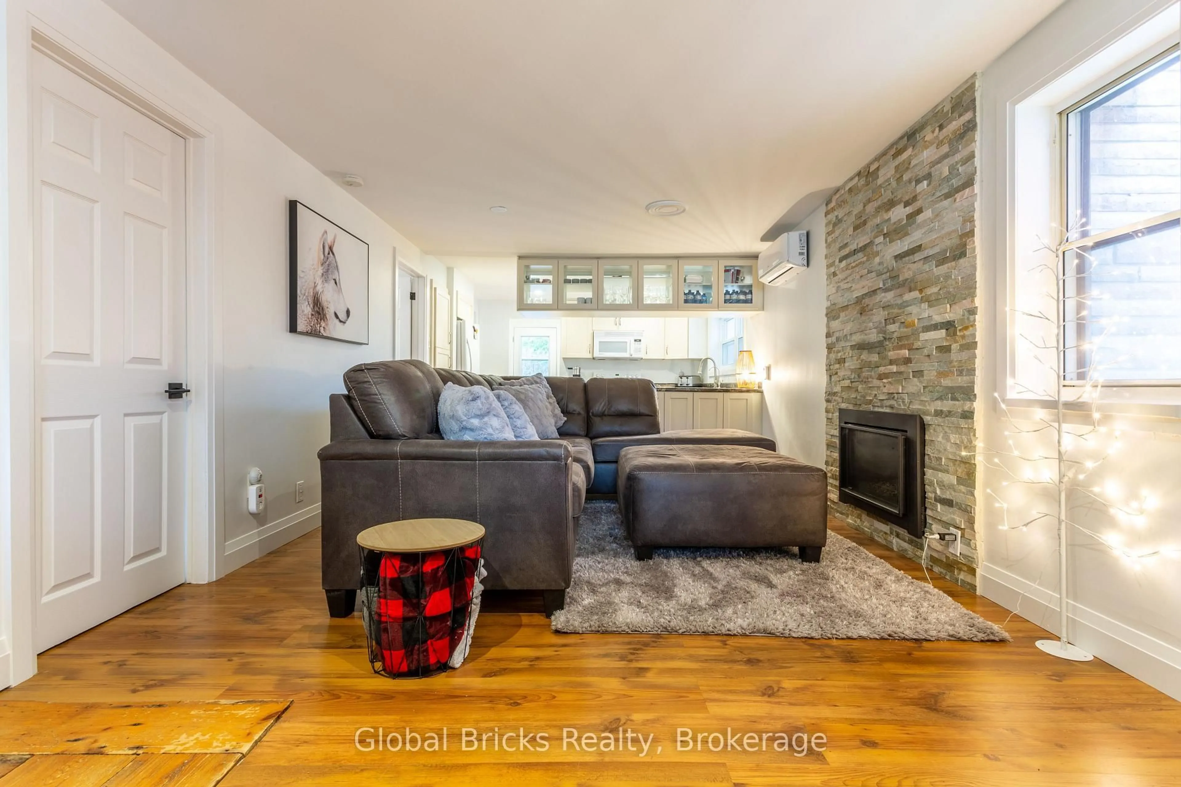 Living room with furniture, wood/laminate floor for 648 10th Line, Innisfil Ontario L9S 3N7