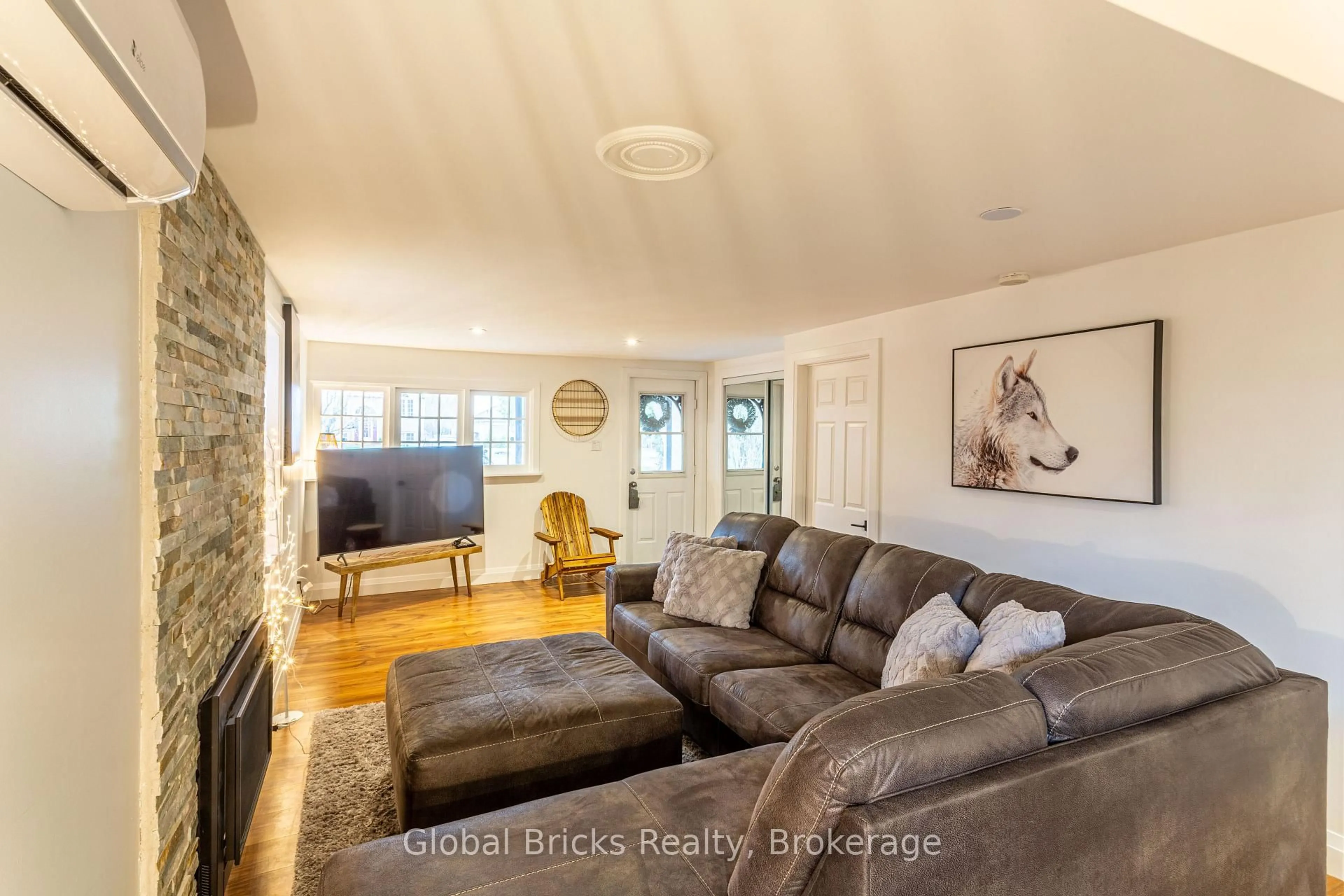 Living room with furniture, unknown for 648 10th Line, Innisfil Ontario L9S 3N7