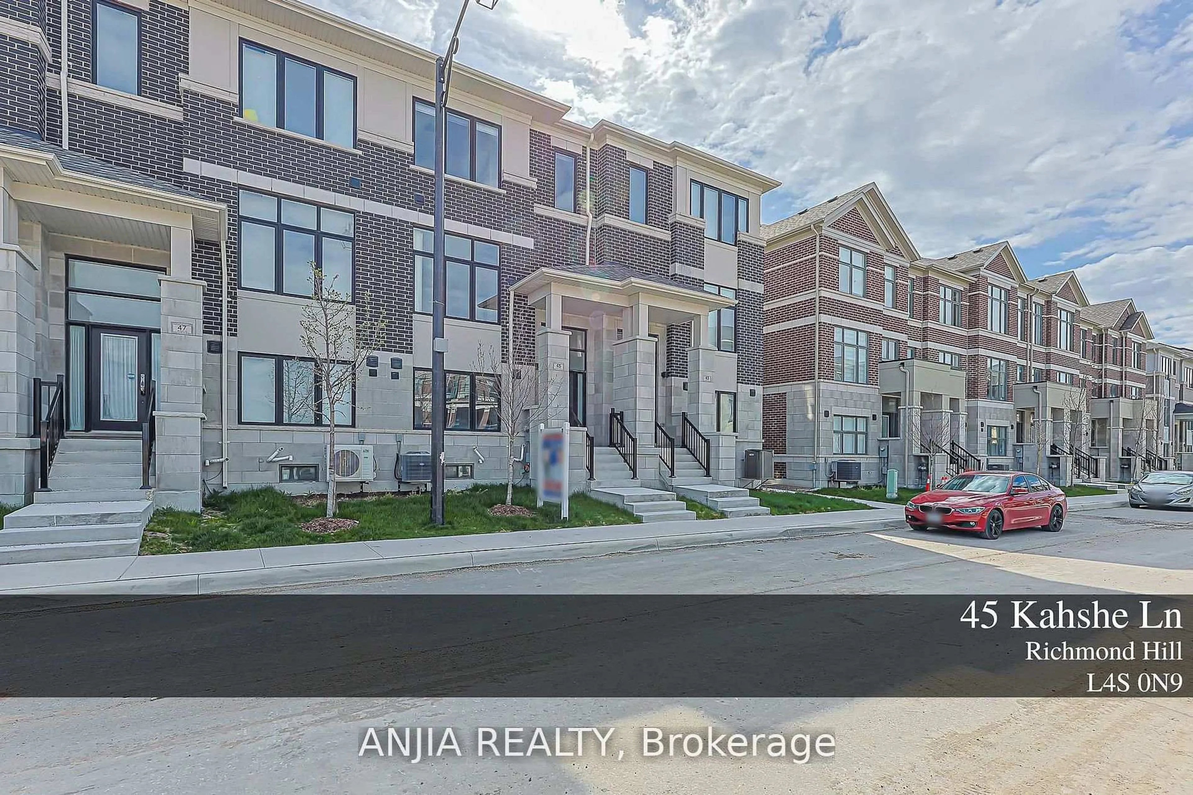A pic from outside/outdoor area/front of a property/back of a property/a pic from drone, street for 45 Kahshe Lane, Richmond Hill Ontario L4S 0N9
