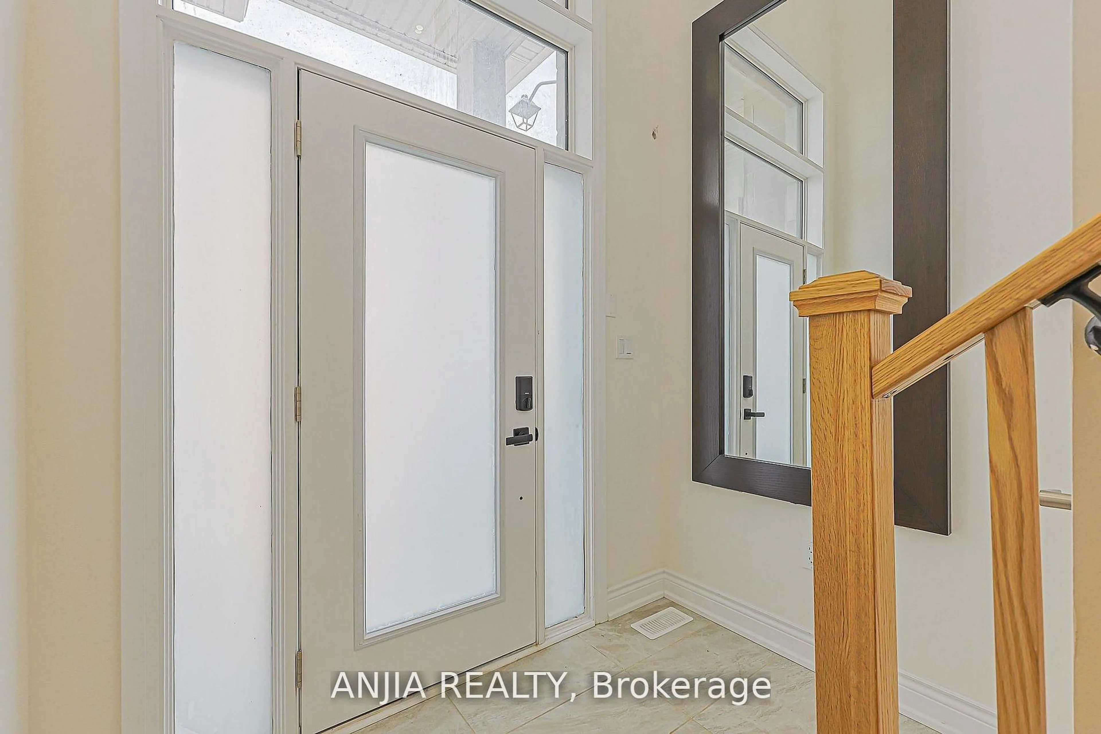 Indoor entryway for 45 Kahshe Lane, Richmond Hill Ontario L4S 0N9