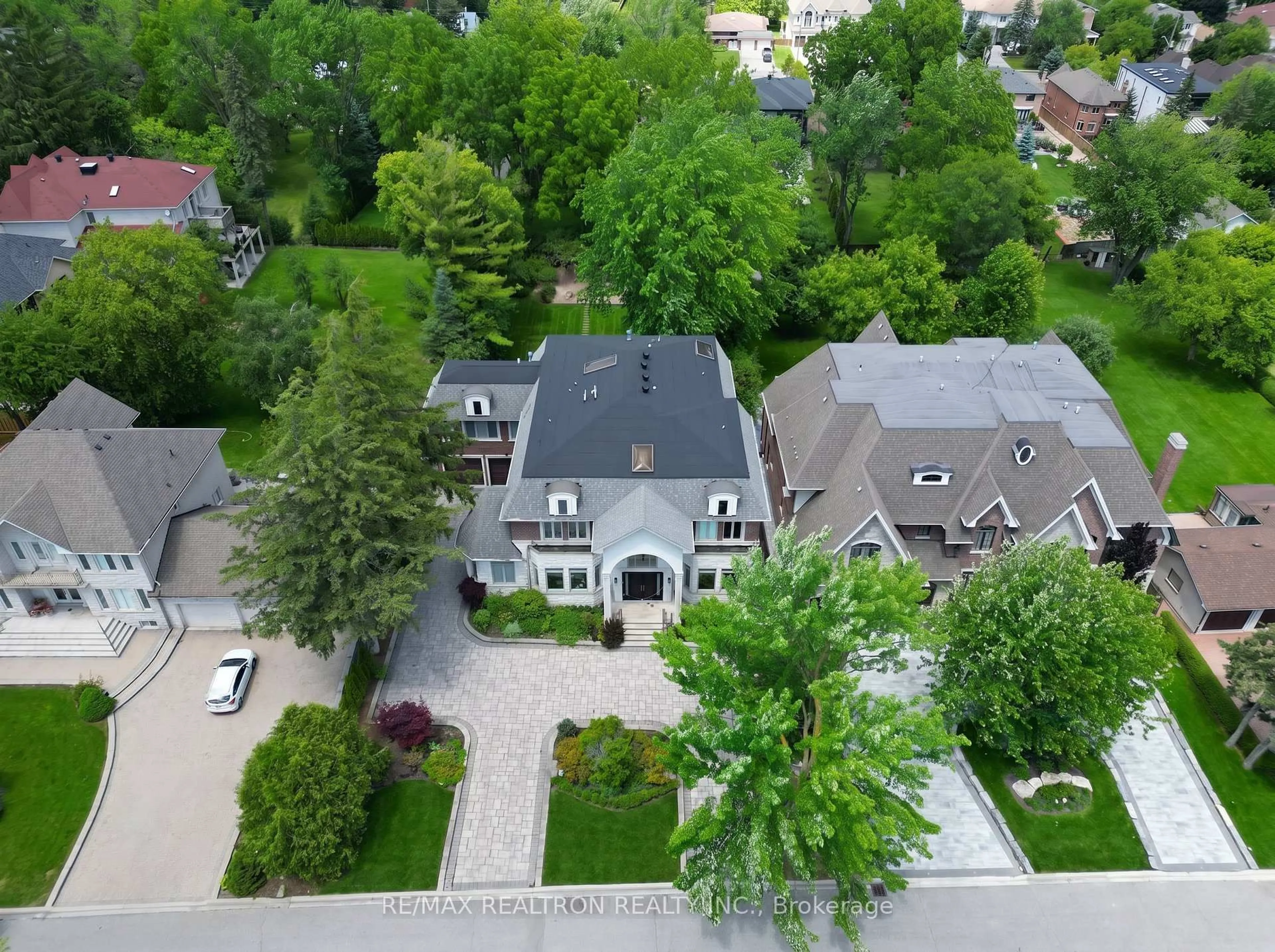 A pic from outside/outdoor area/front of a property/back of a property/a pic from drone, street for 45 Boyle Dr, Richmond Hill Ontario L4C 6C8