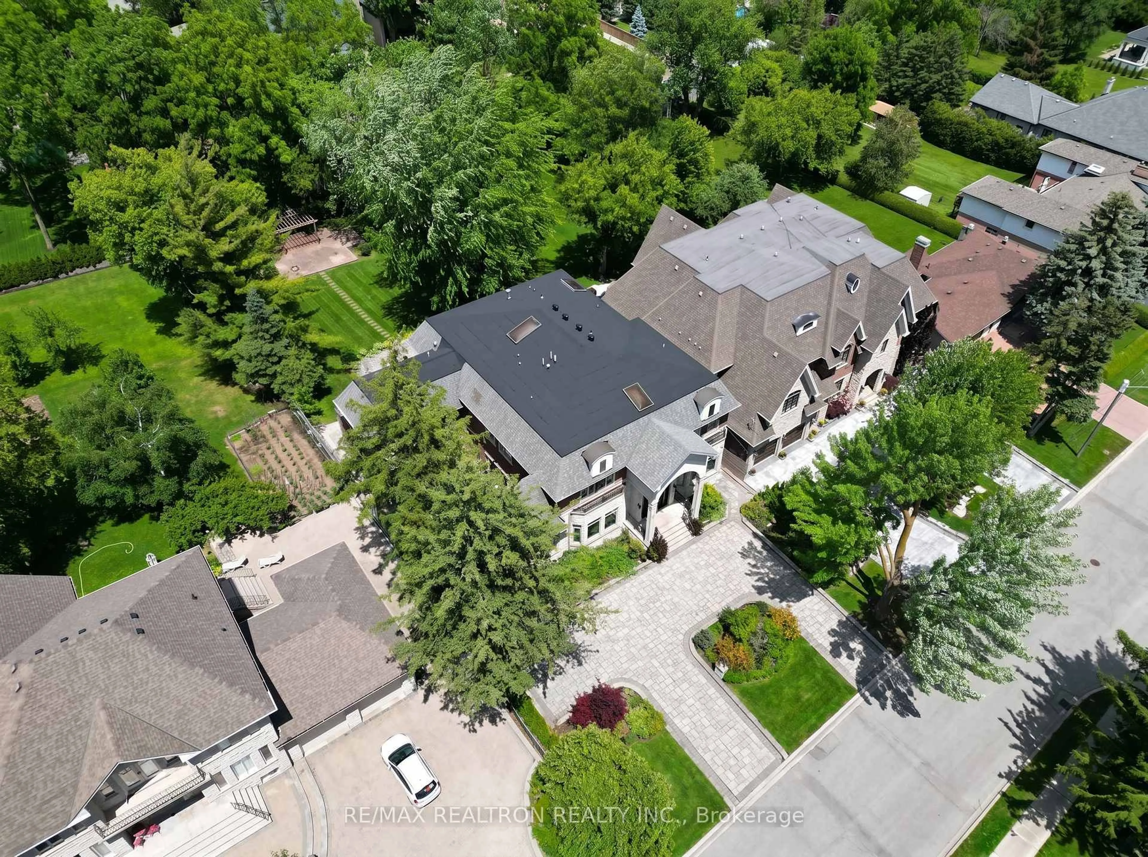 A pic from outside/outdoor area/front of a property/back of a property/a pic from drone, street for 45 Boyle Dr, Richmond Hill Ontario L4C 6C8