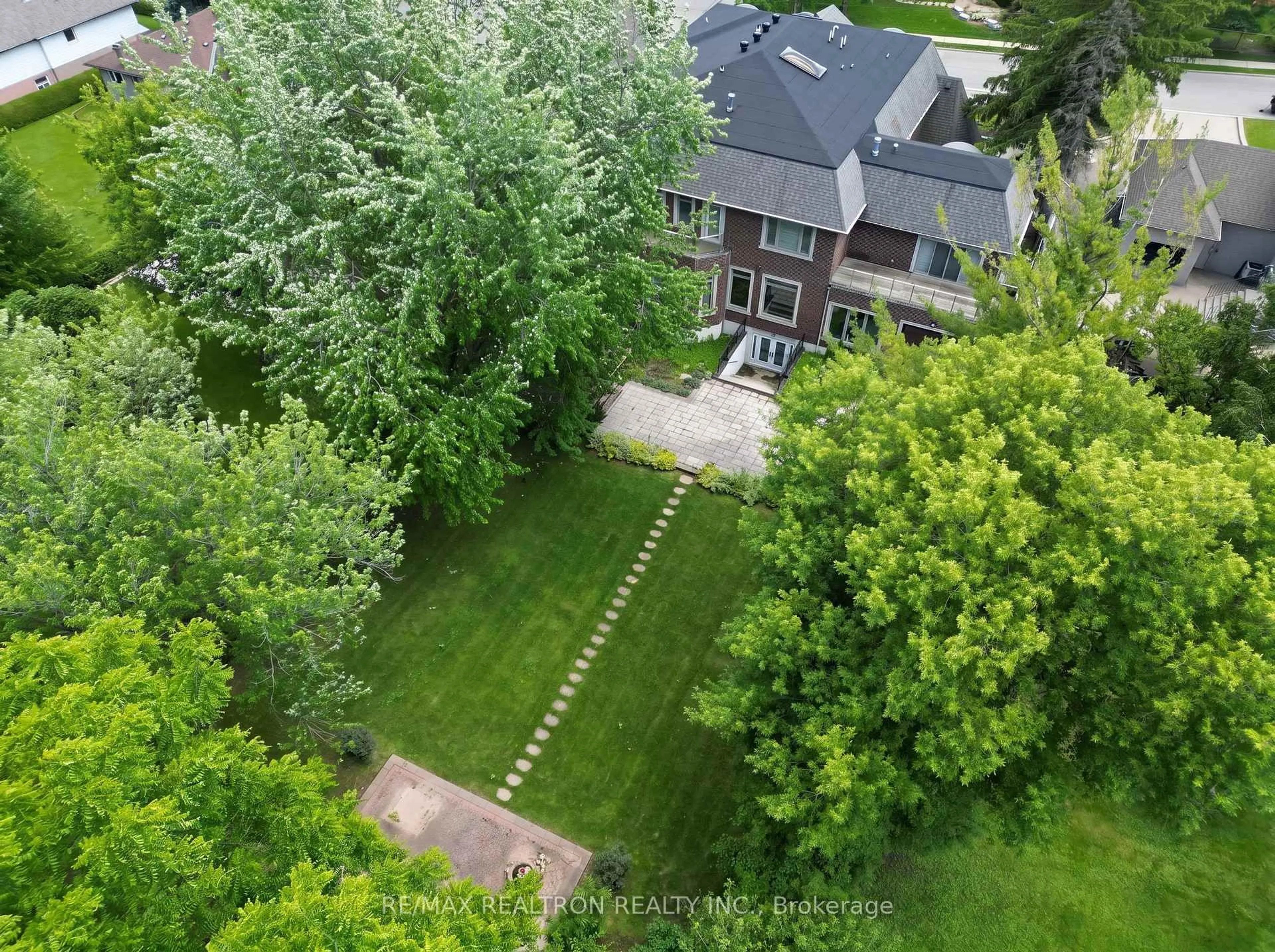 A pic from outside/outdoor area/front of a property/back of a property/a pic from drone, forest/trees view for 45 Boyle Dr, Richmond Hill Ontario L4C 6C8