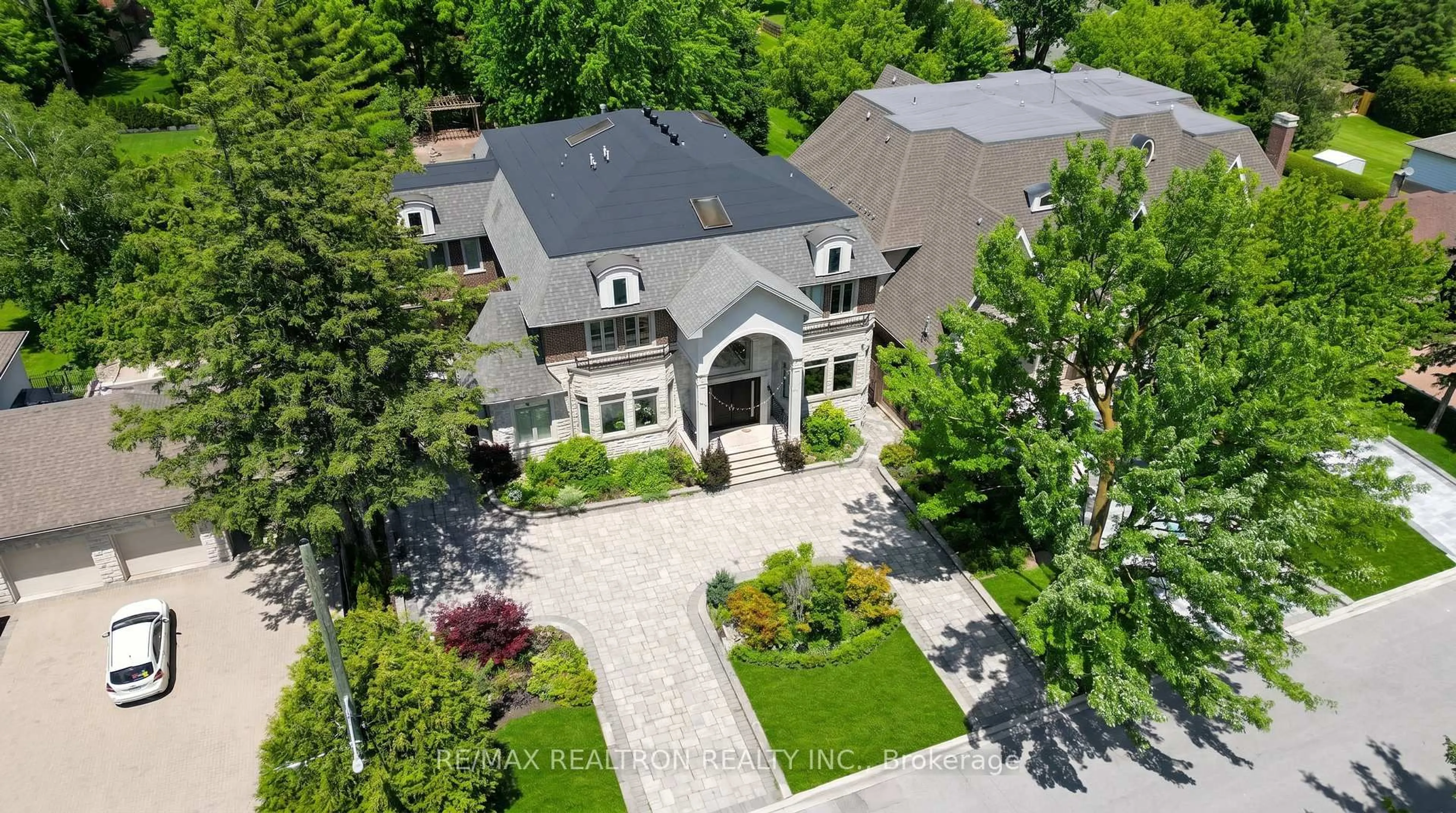 A pic from outside/outdoor area/front of a property/back of a property/a pic from drone, street for 45 Boyle Dr, Richmond Hill Ontario L4C 6C8