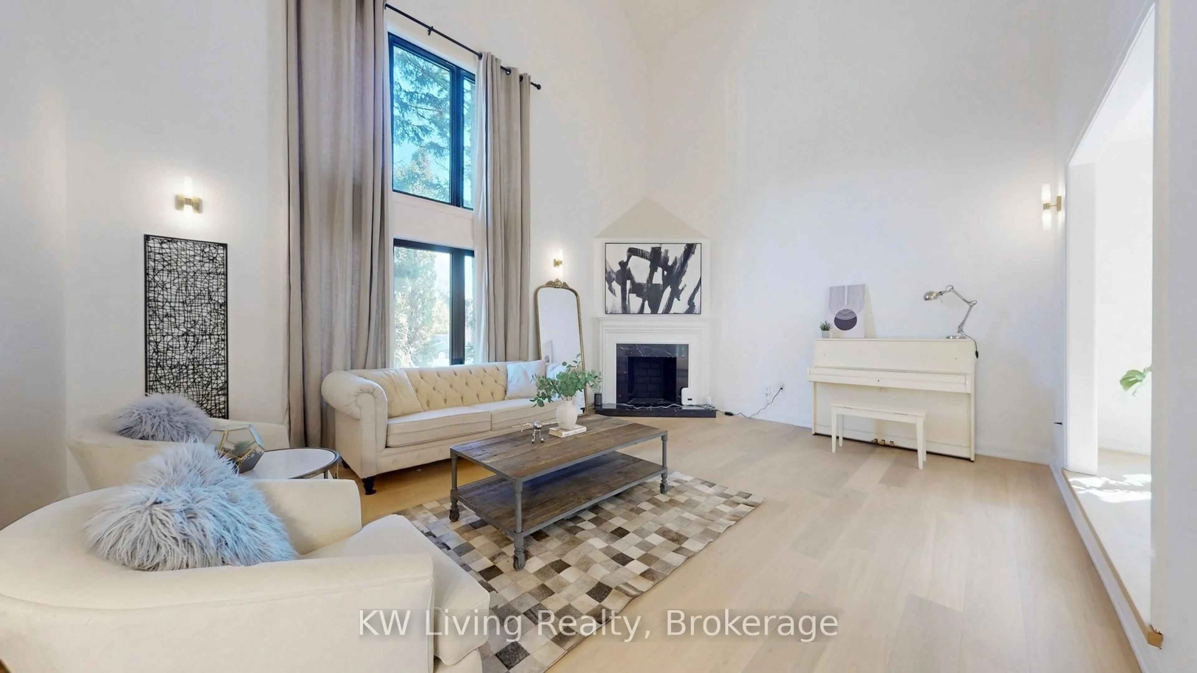 Living room with furniture, unknown for 7 Wendover Crt, Richmond Hill Ontario L4B 3G4