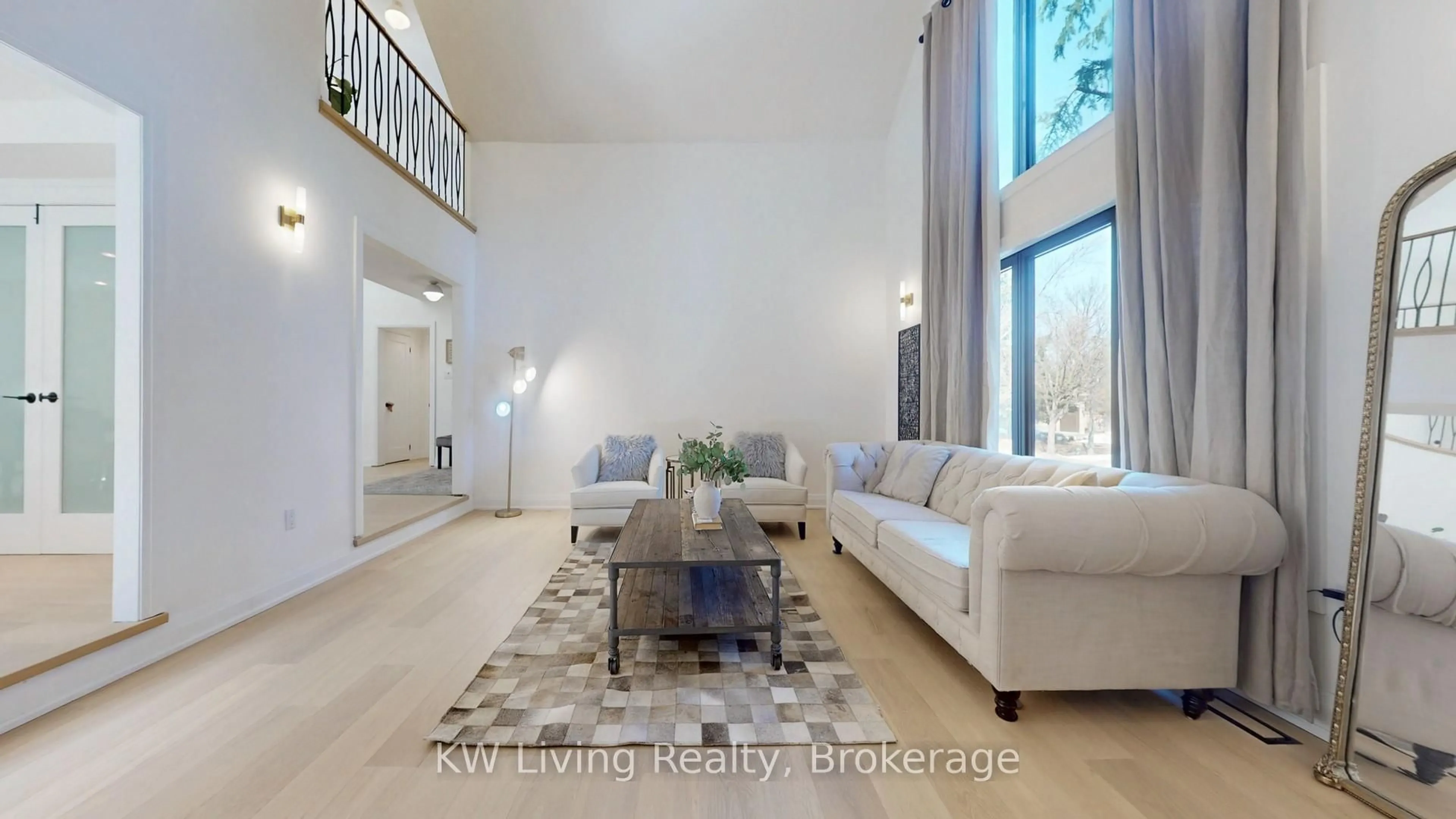 Living room with furniture, unknown for 7 Wendover Crt, Richmond Hill Ontario L4B 3G4