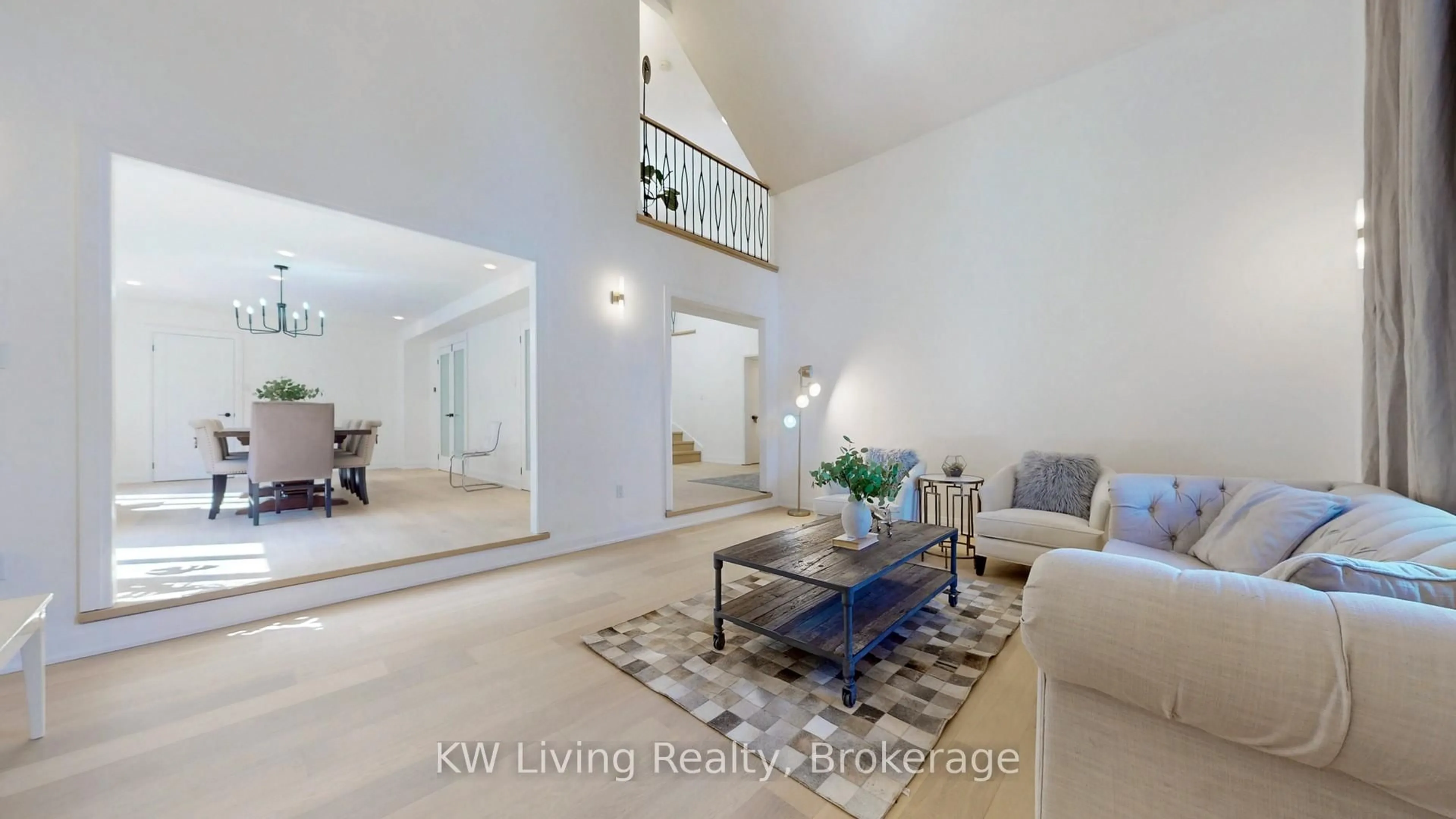 Living room with furniture, unknown for 7 Wendover Crt, Richmond Hill Ontario L4B 3G4