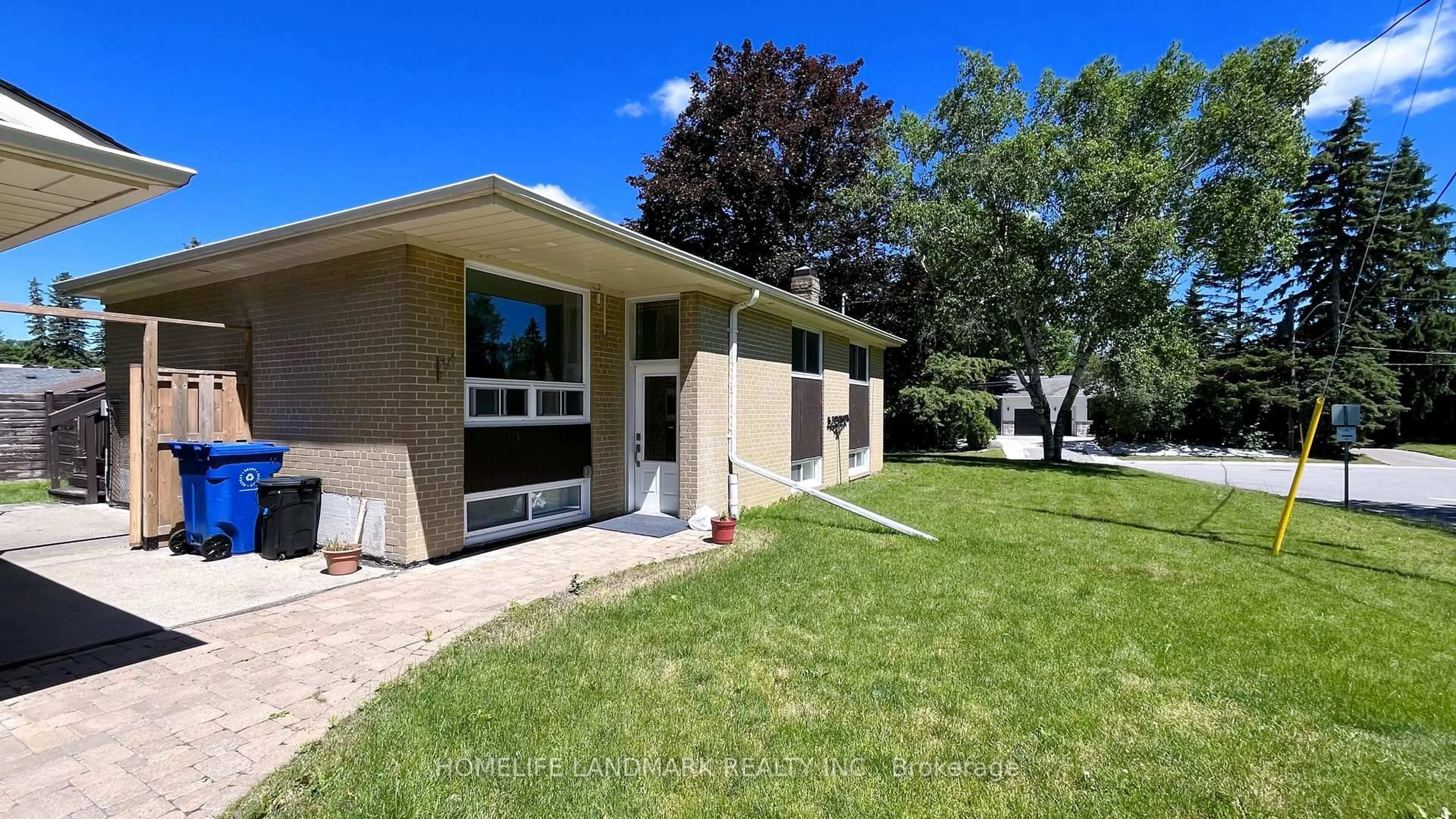 Home with vinyl exterior material, street for 5 Johnson Rd, Aurora Ontario L4G 2A1