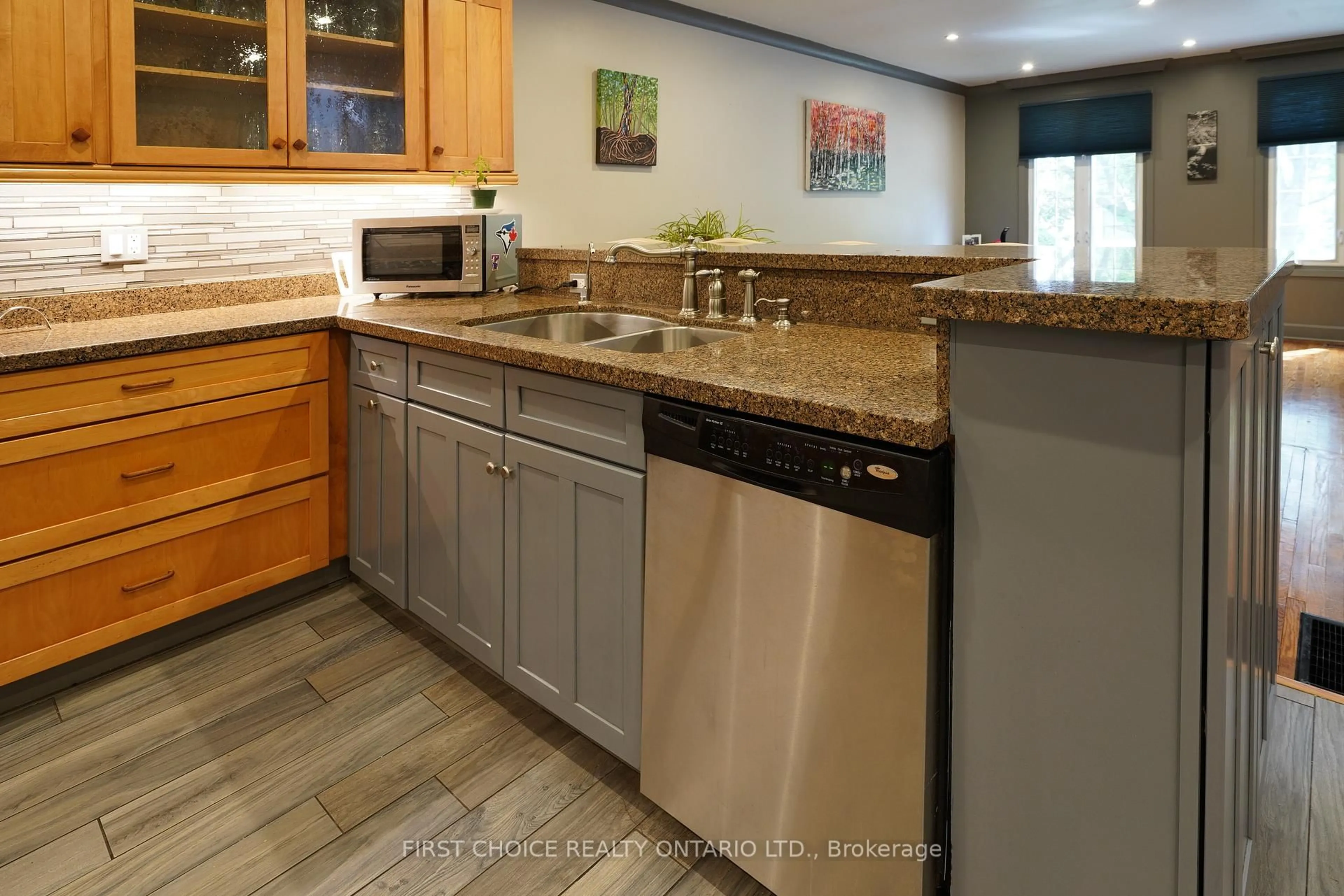 Standard kitchen, ceramic/tile floor for 74 The Boulevard Ave, New Tecumseth Ontario L0G 1W0